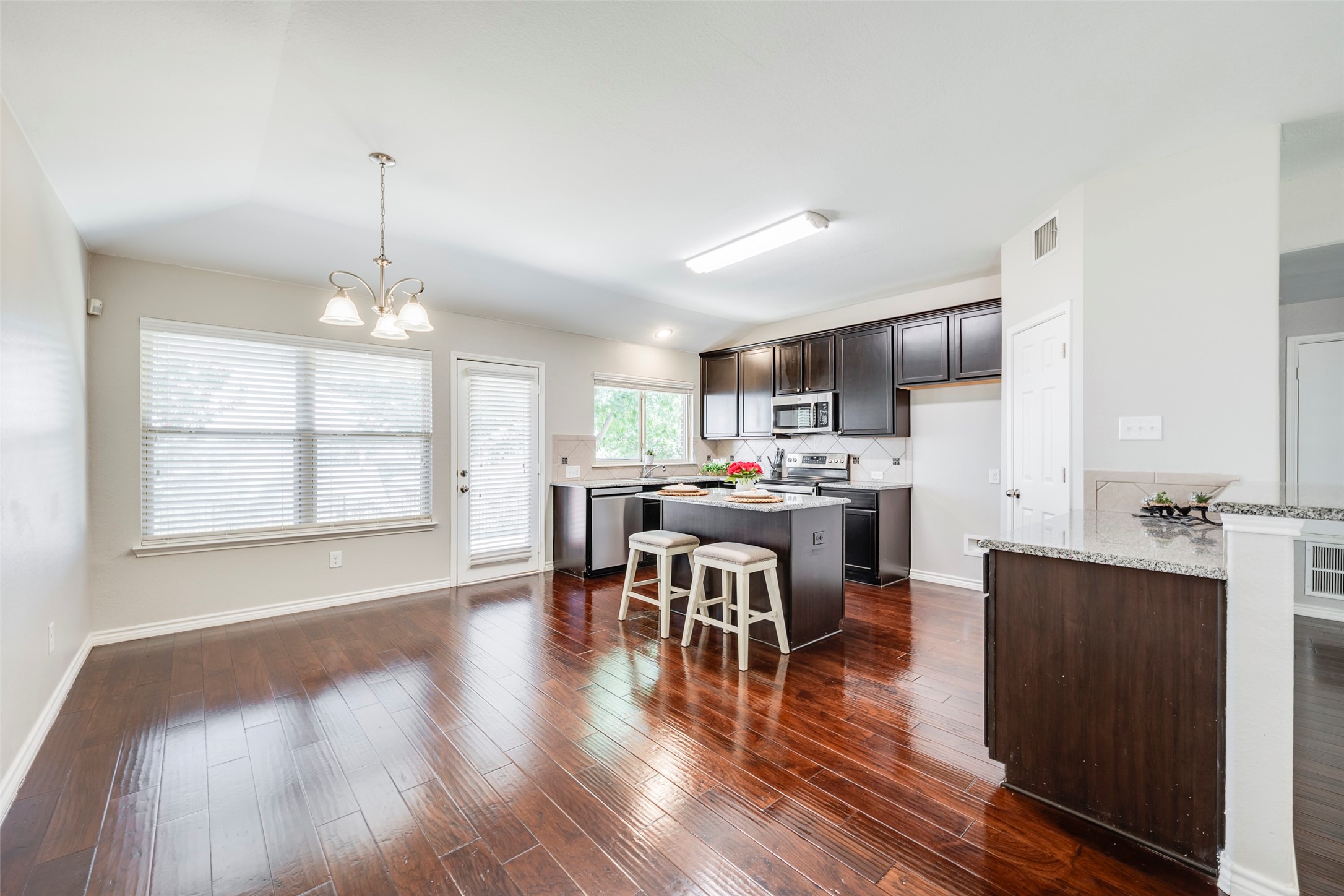 4521 Lakeside Hollow Street