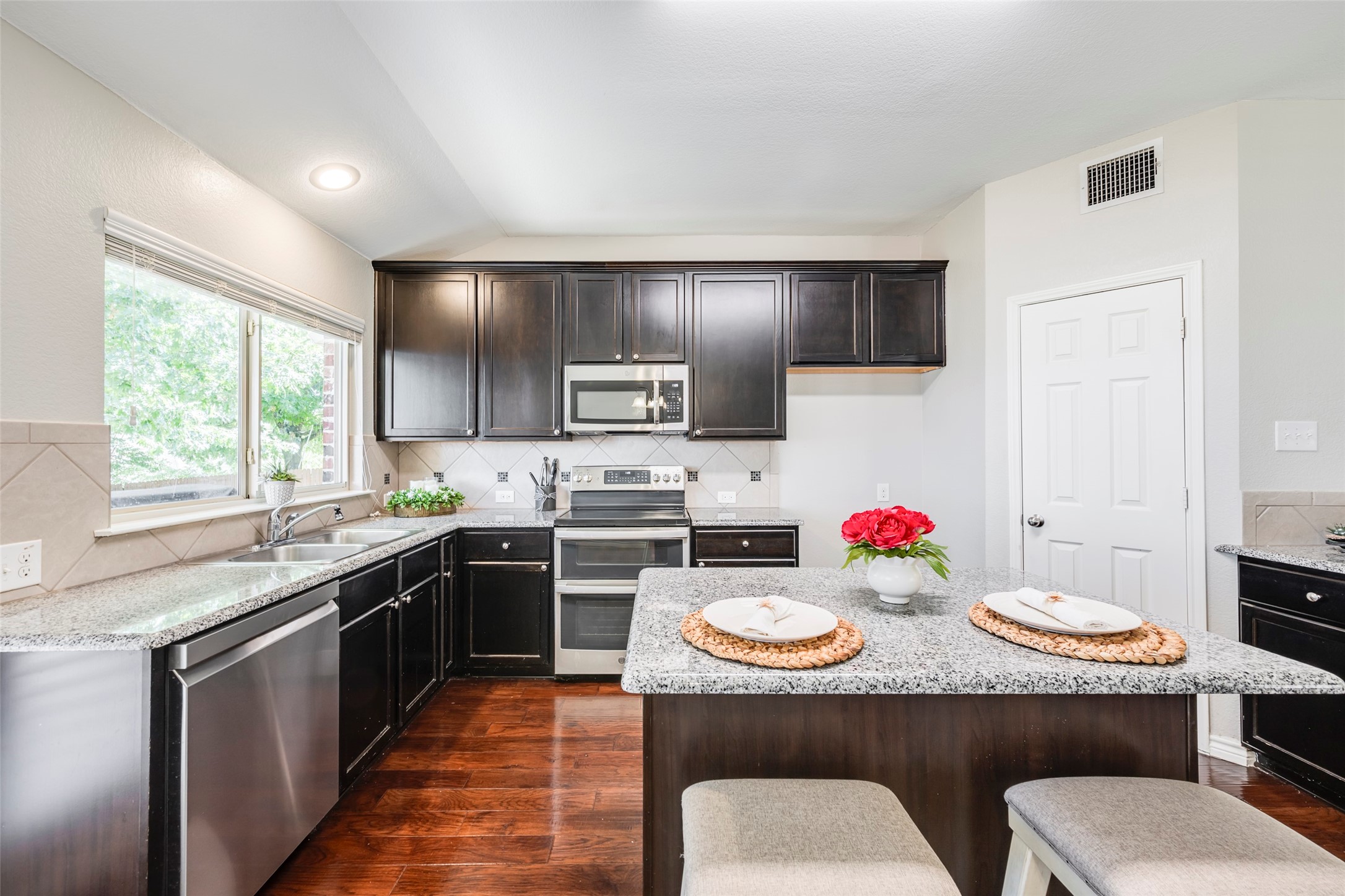 4521 Lakeside Hollow Street
