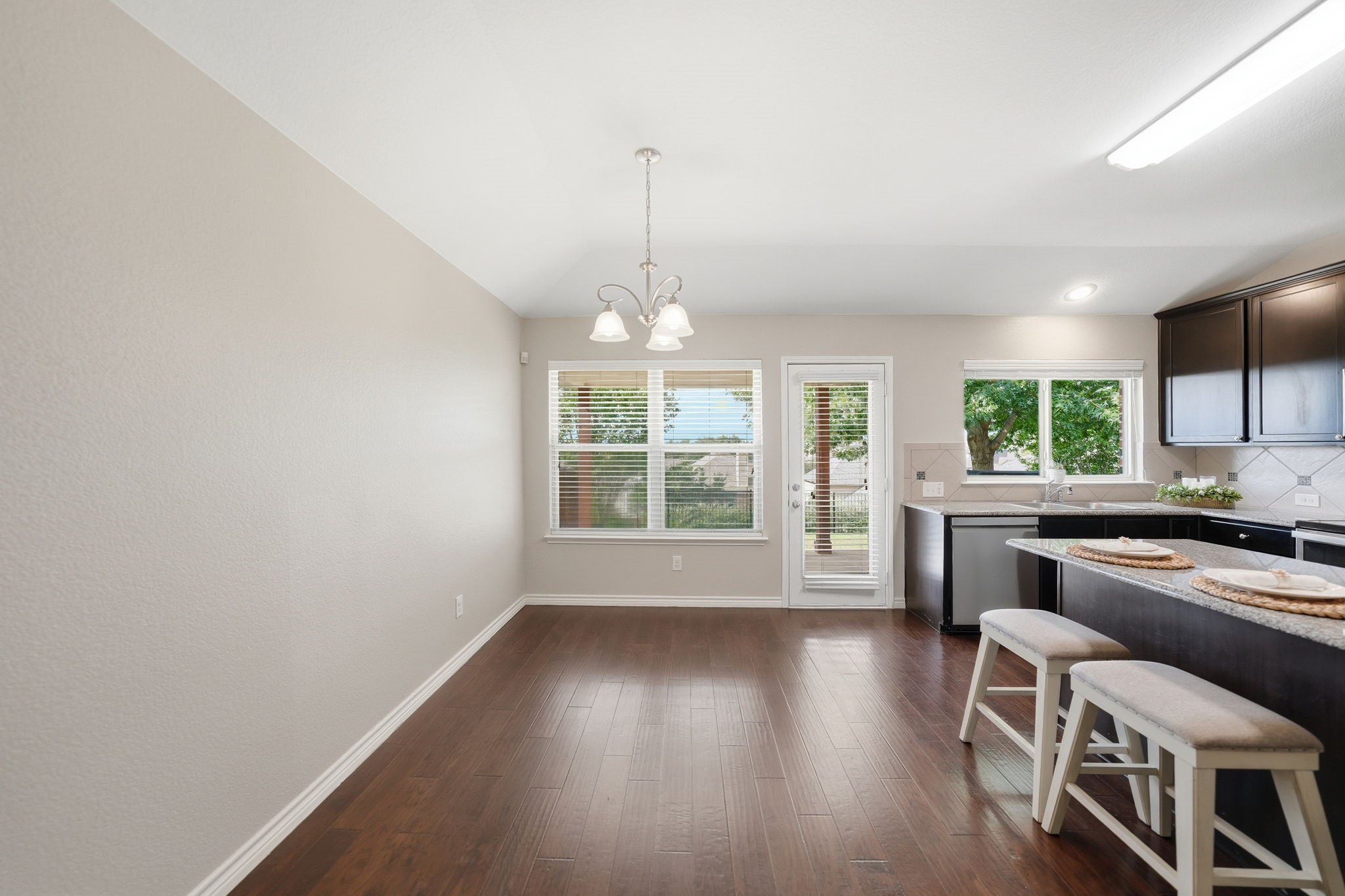 4521 Lakeside Hollow Street