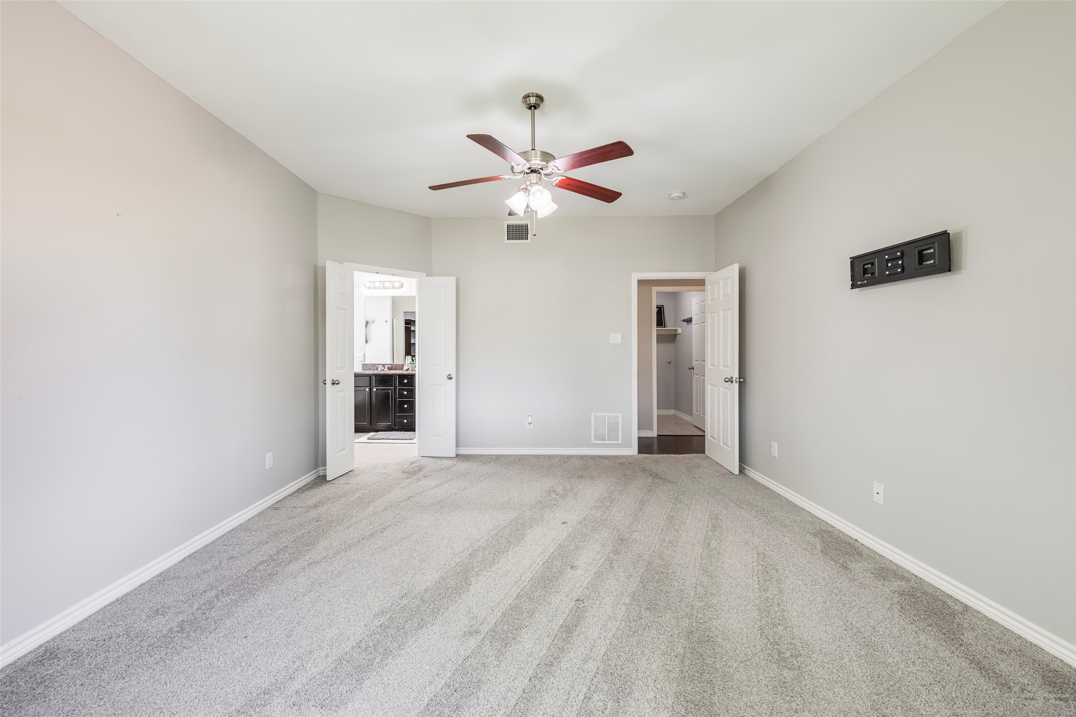 4521 Lakeside Hollow Street