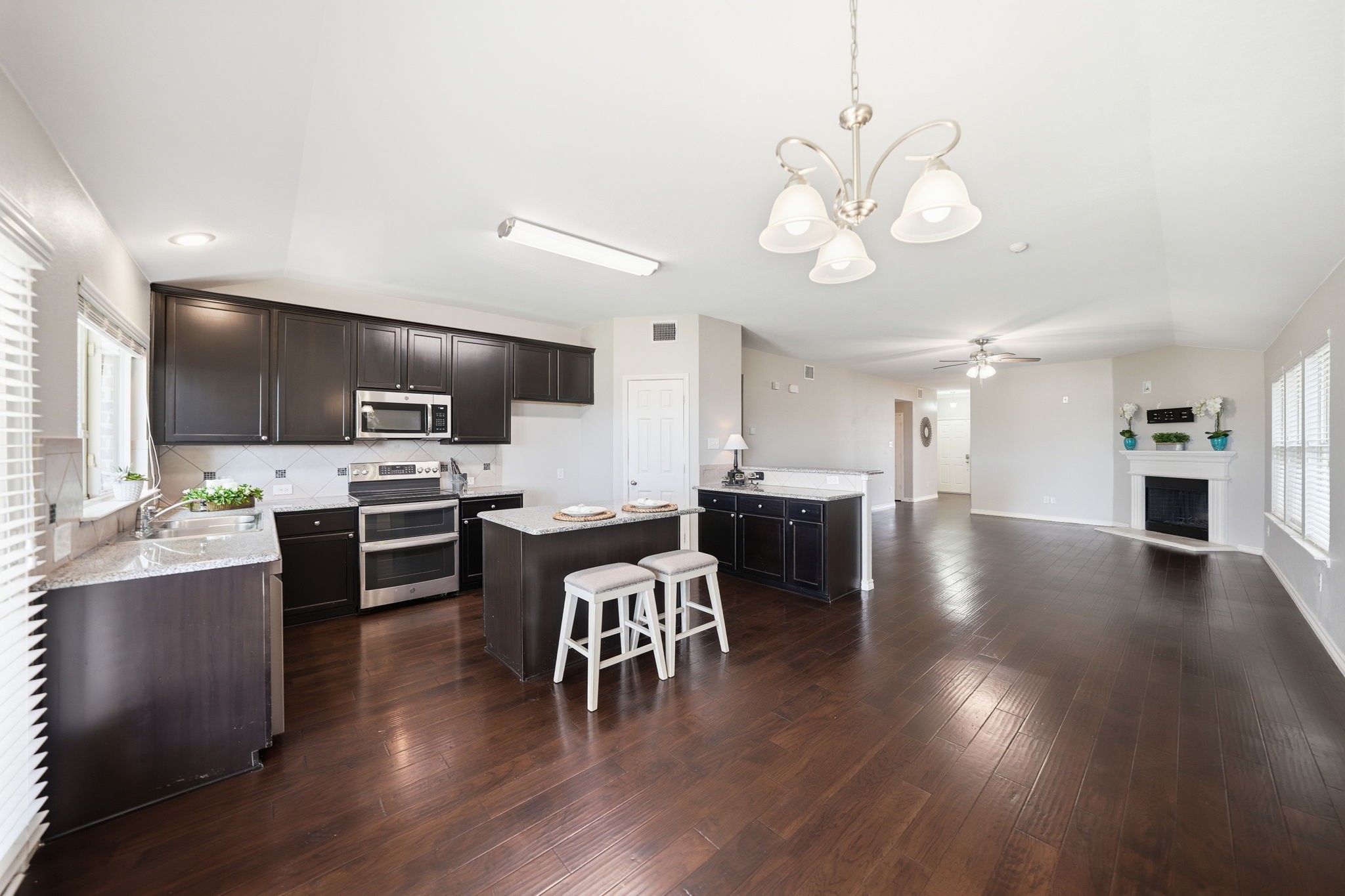 4521 Lakeside Hollow Street