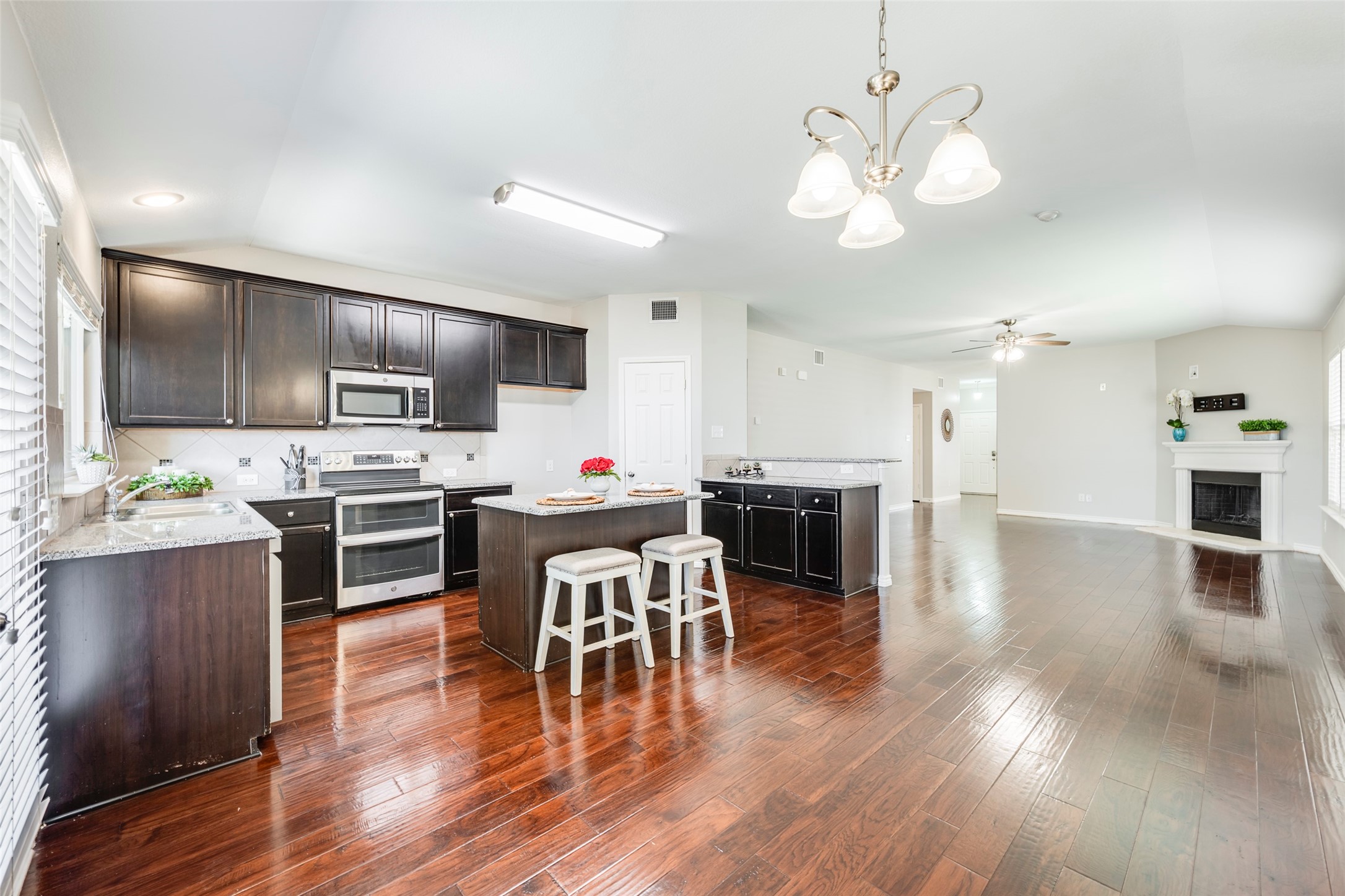 4521 Lakeside Hollow Street