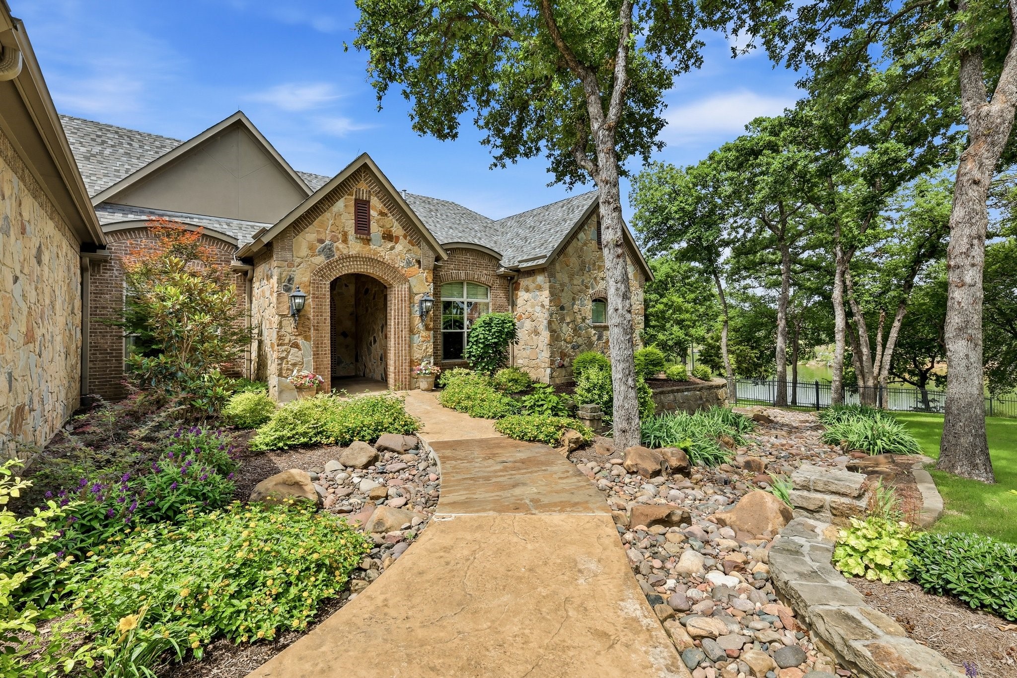 7 Hillview Court