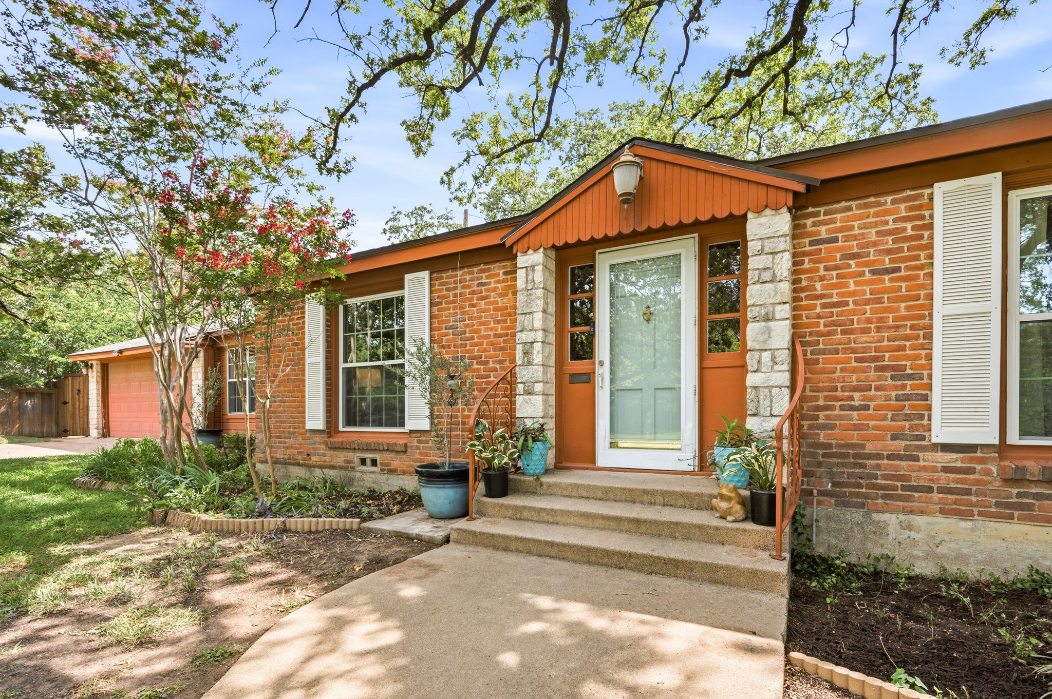 2012 W Lotus Avenue