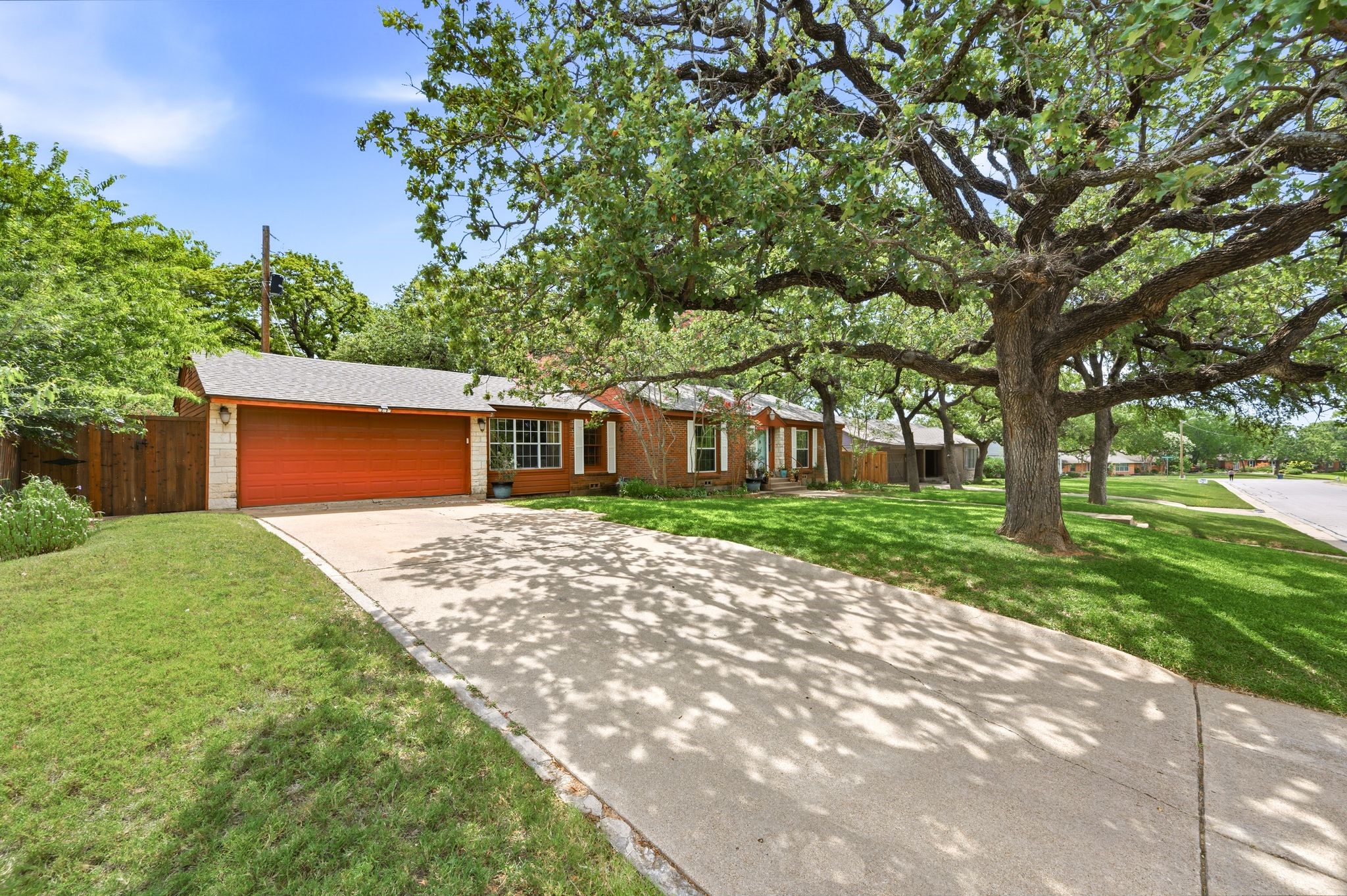 2012 W Lotus Avenue