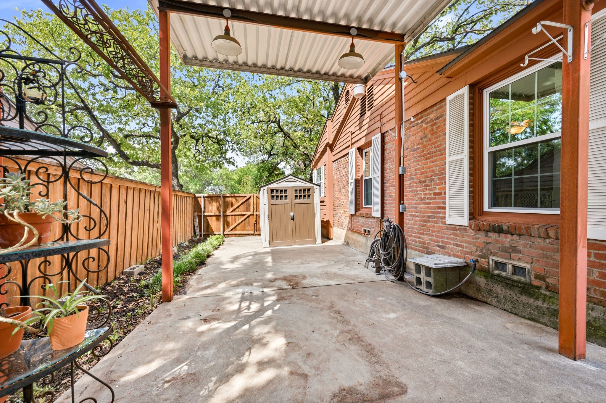 2012 W Lotus Avenue