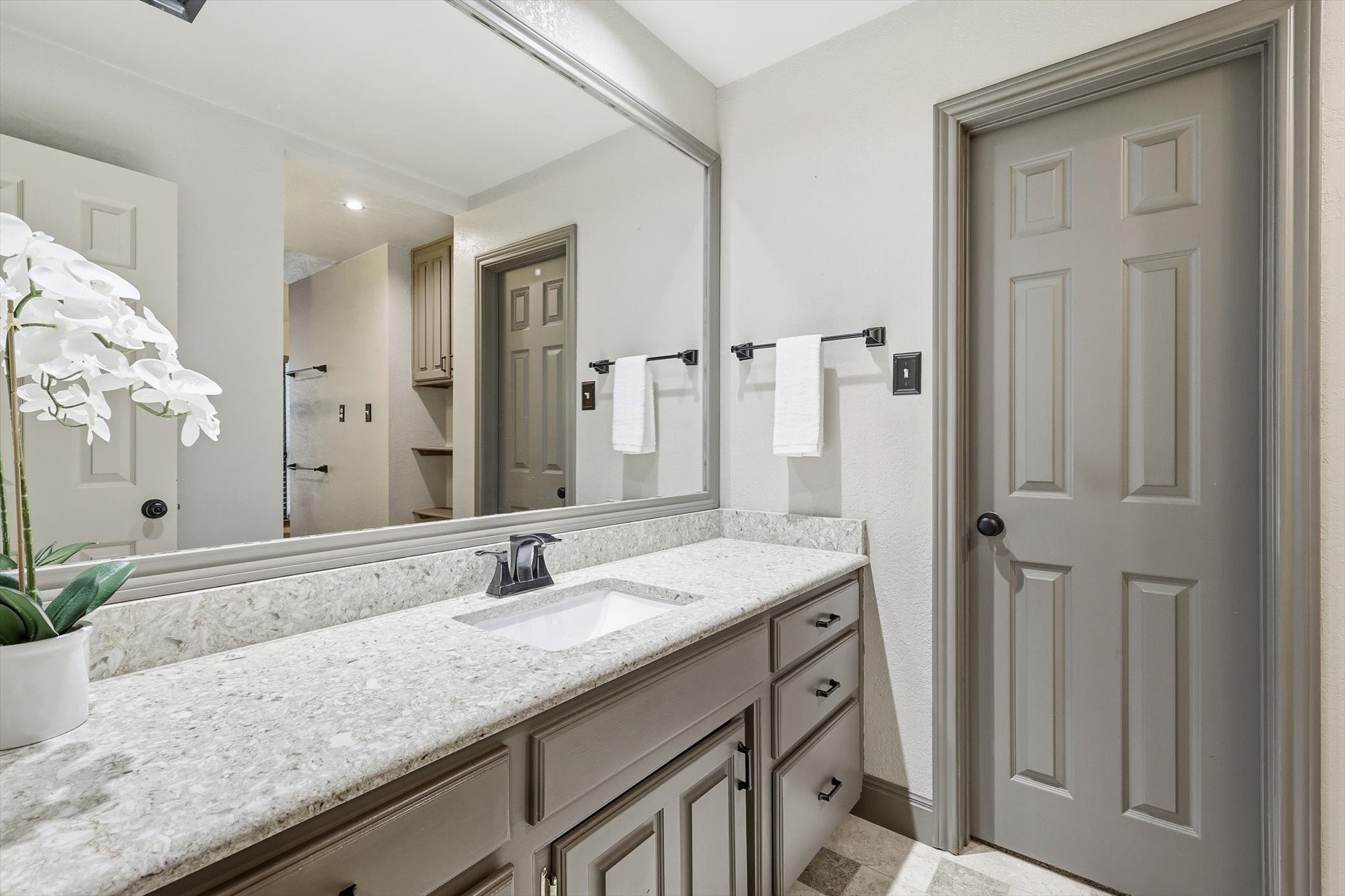 3813 Cambridge Circle W
