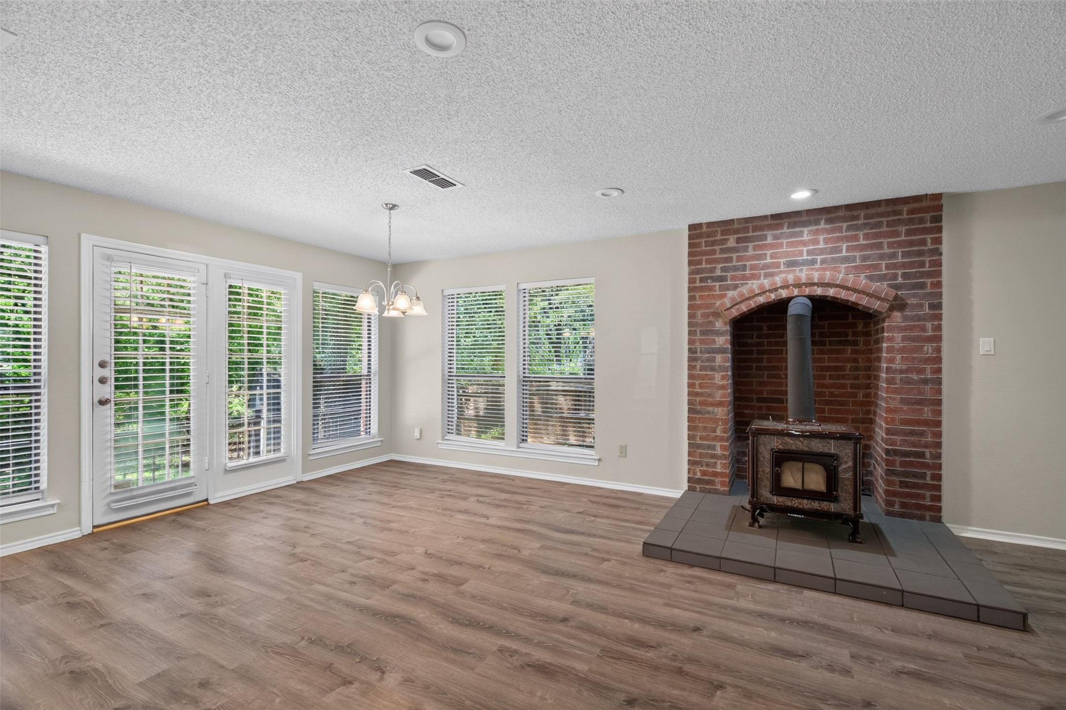 1009 W Winding Creek Drive