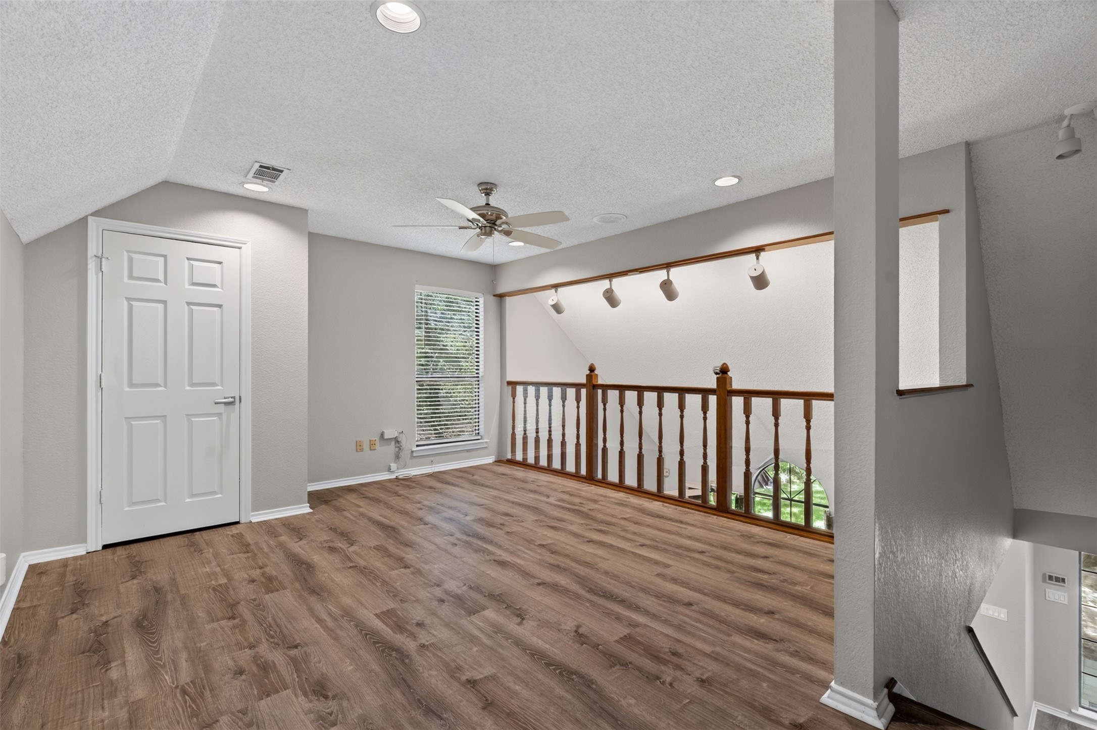1009 W Winding Creek Drive
