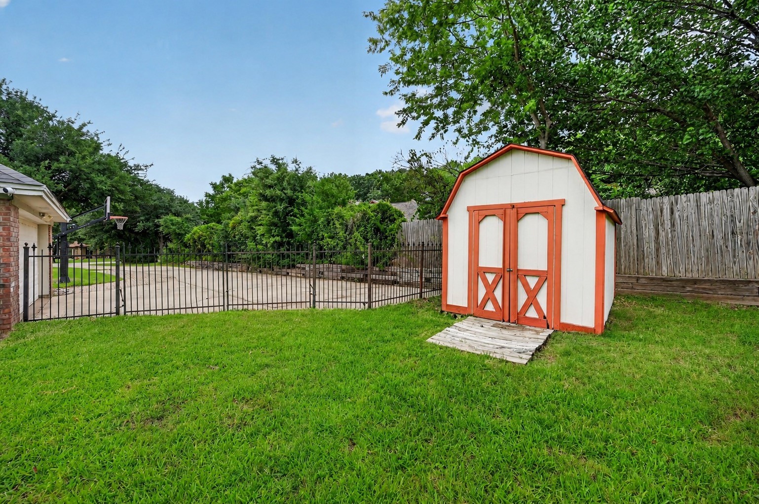 909 San Saba Drive