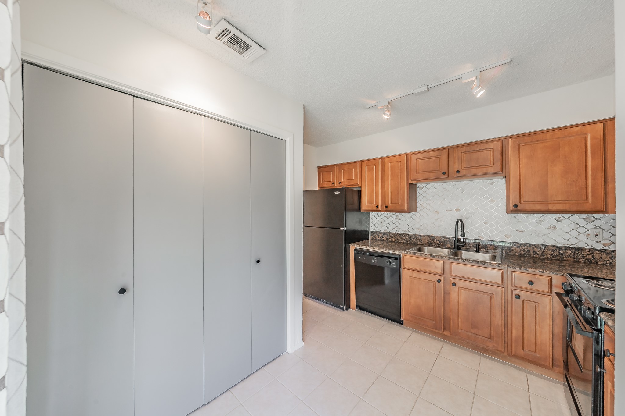 5300 Keller Springs Road 1095