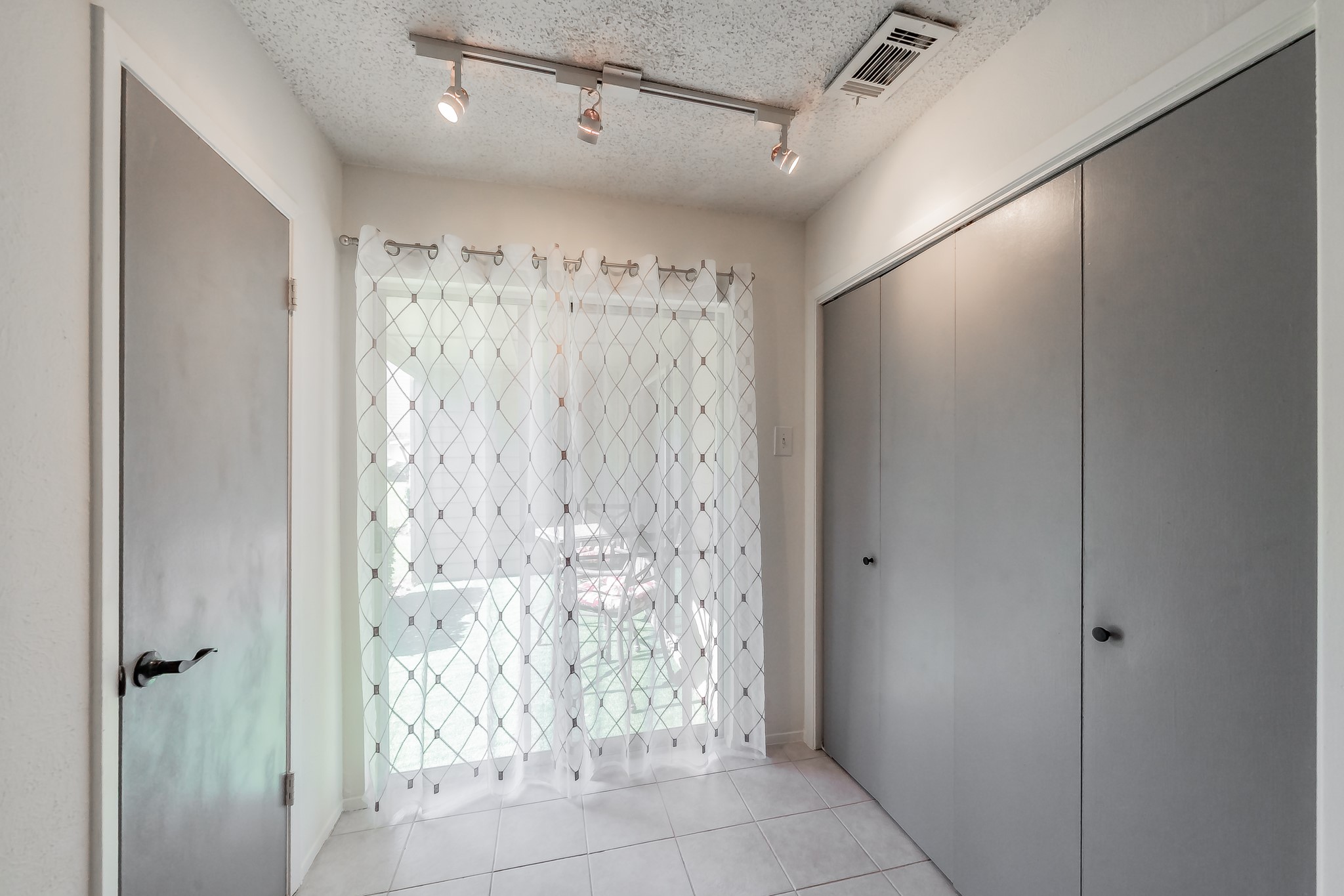 5300 Keller Springs Road 1095