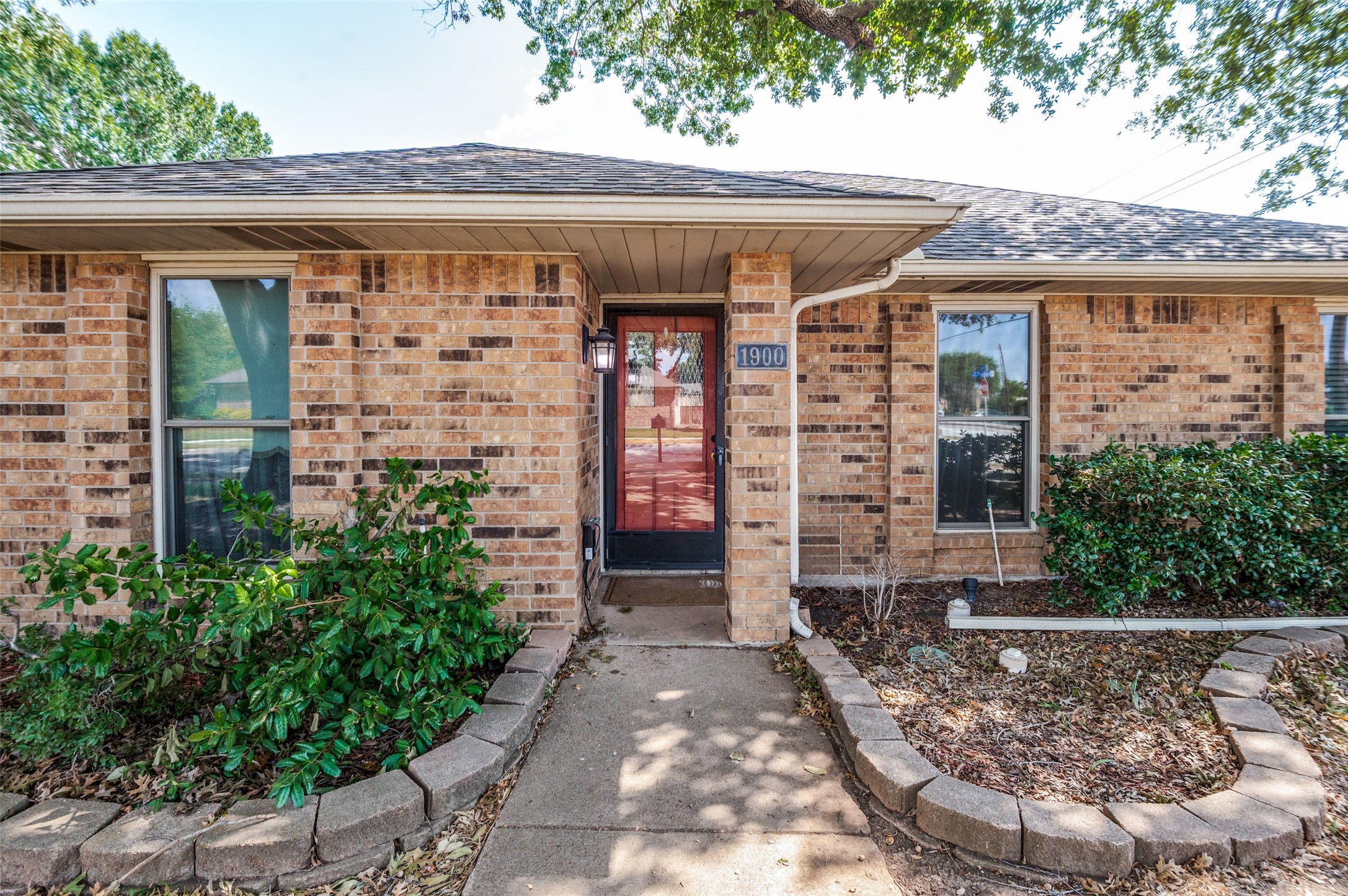 1900 Oakbluff Drive