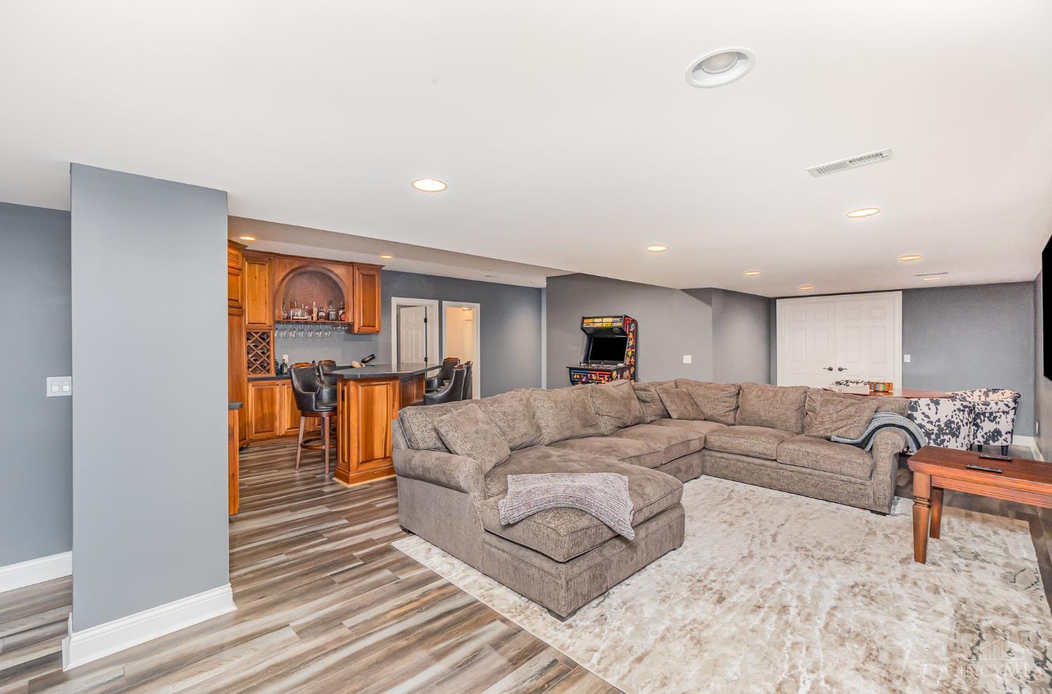 6674 Waters Edge