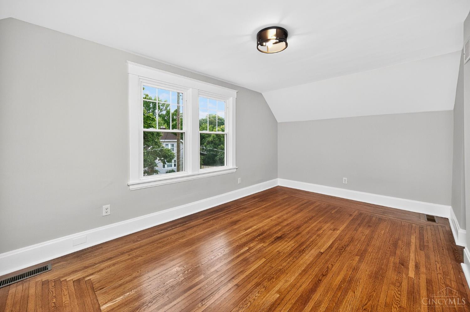 3351 Hewitt Crescent Street