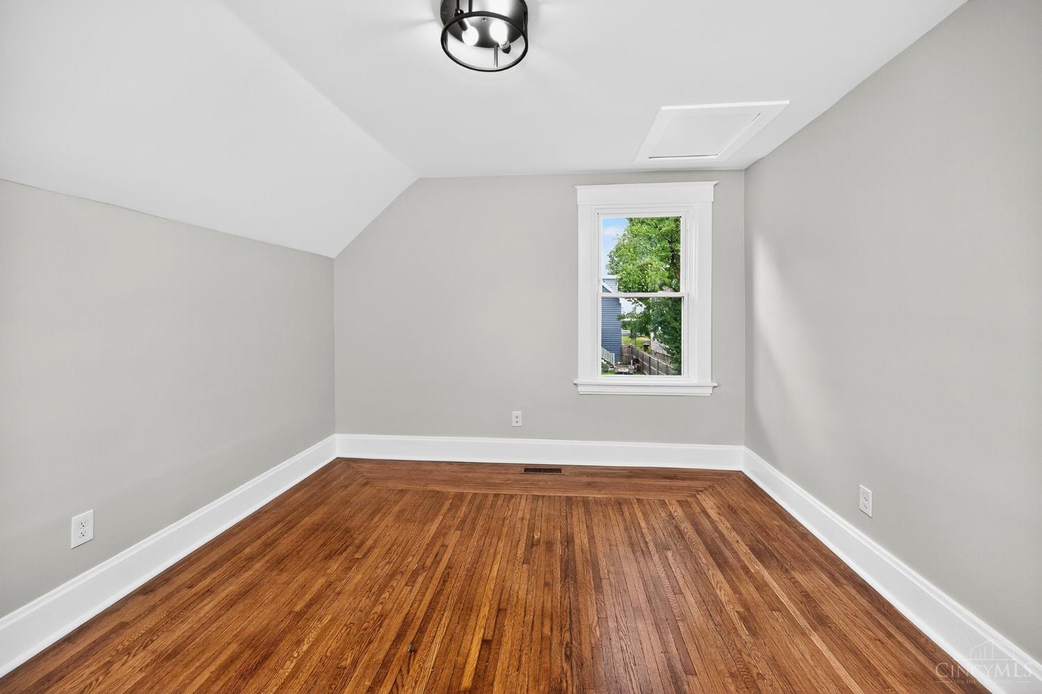 3351 Hewitt Crescent Street