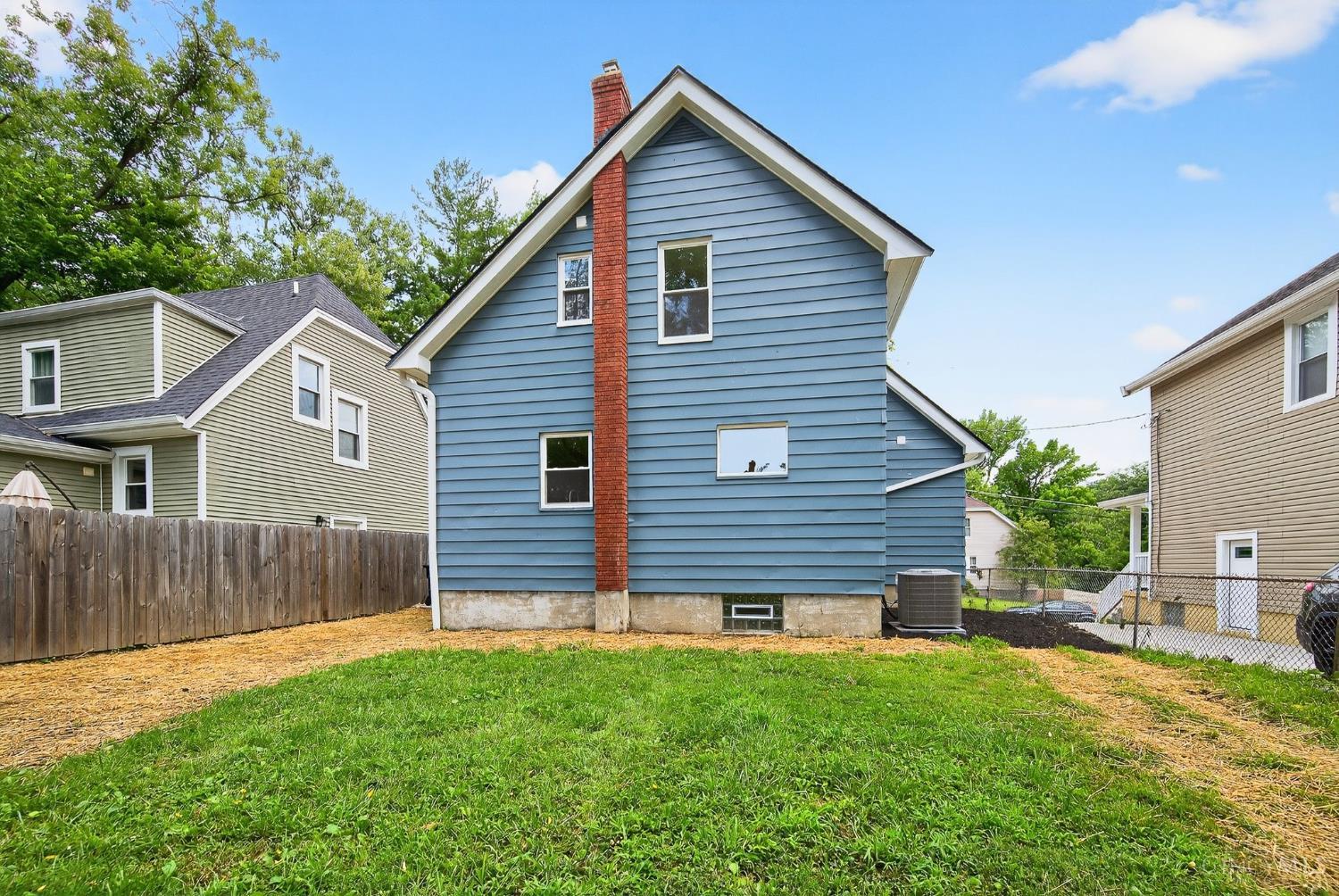 3351 Hewitt Crescent Street