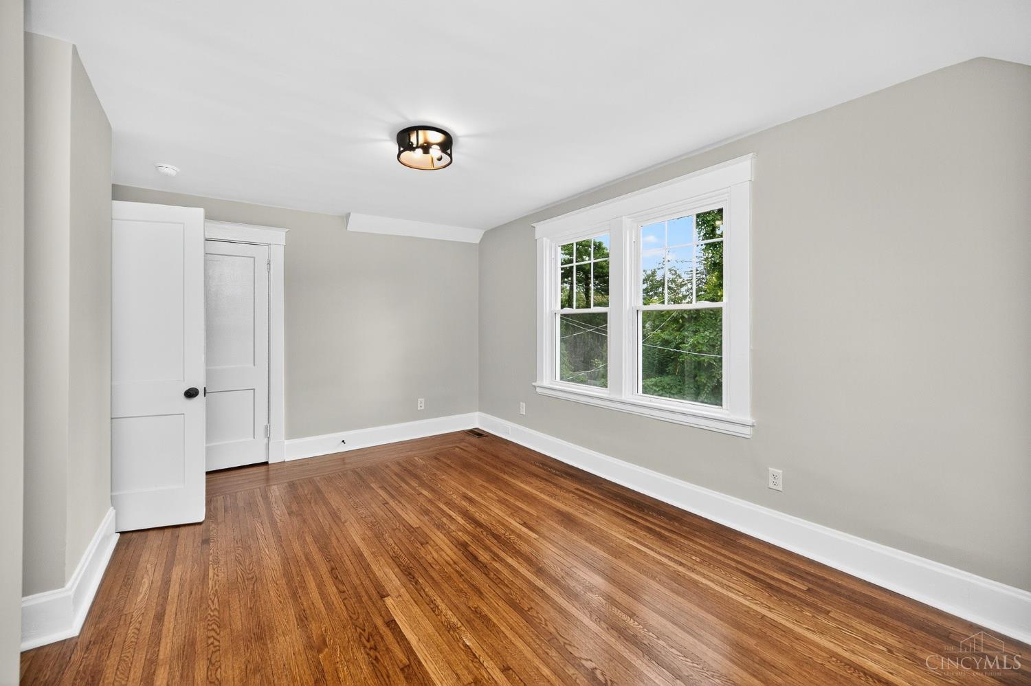 3351 Hewitt Crescent Street