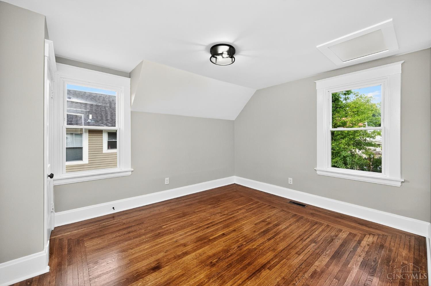 3351 Hewitt Crescent Street