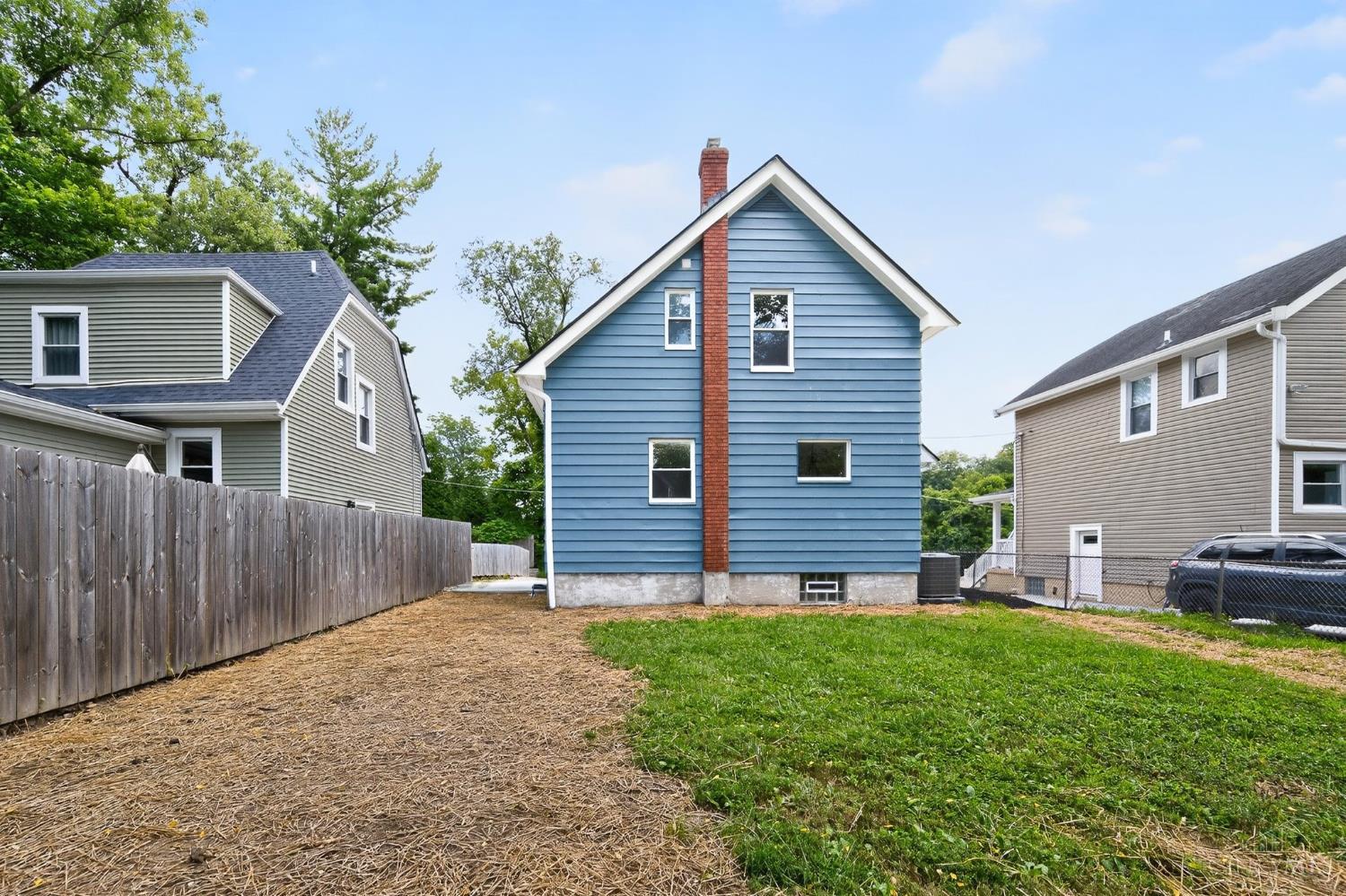 3351 Hewitt Crescent Street