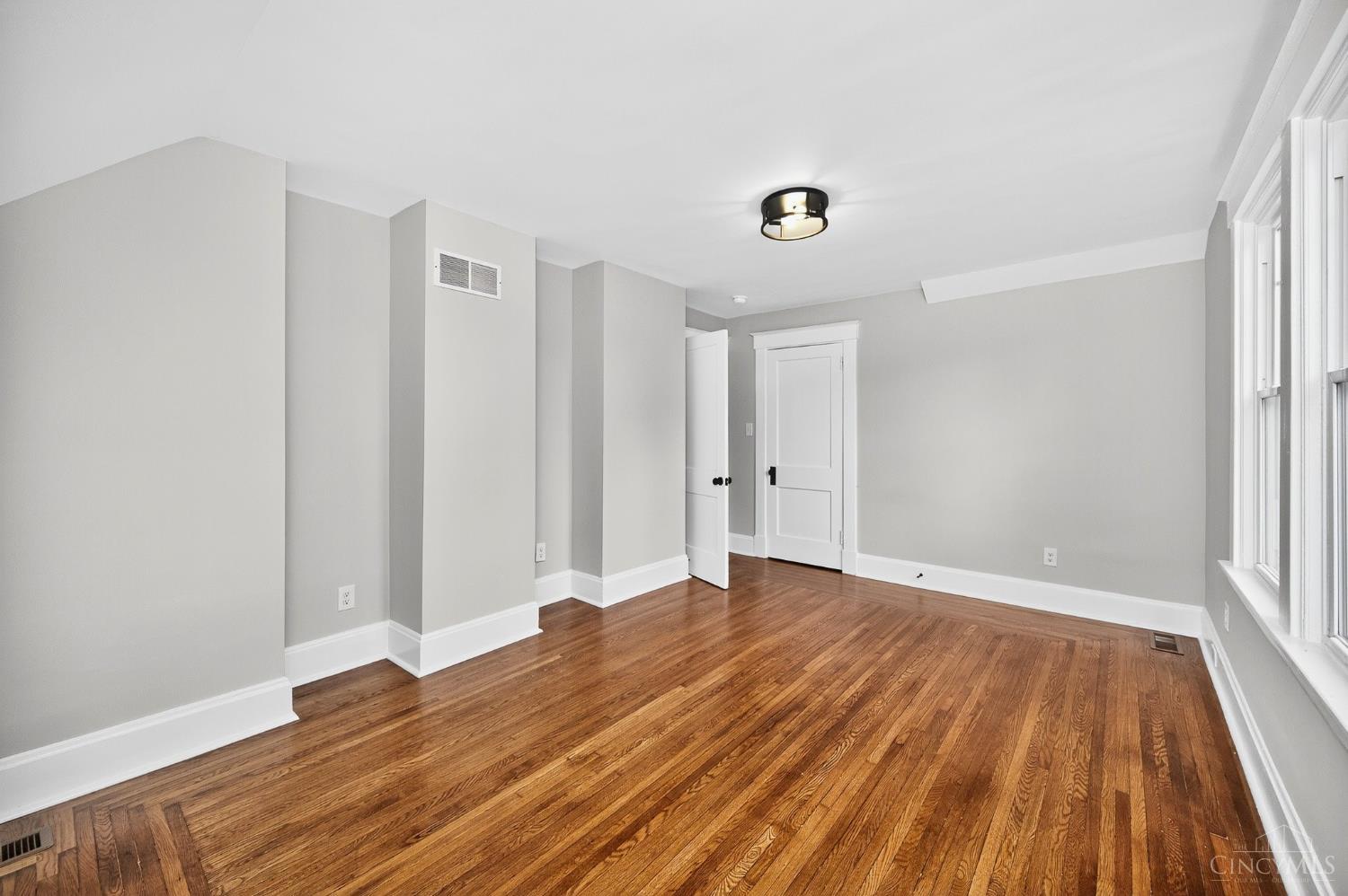 3351 Hewitt Crescent Street