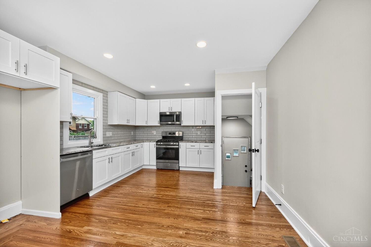 3351 Hewitt Crescent Street