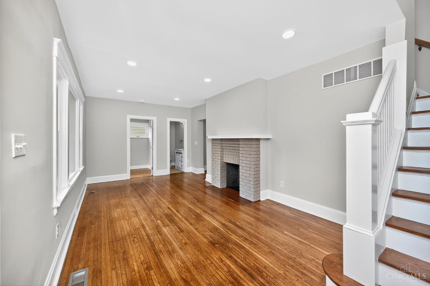 3351 Hewitt Crescent Street