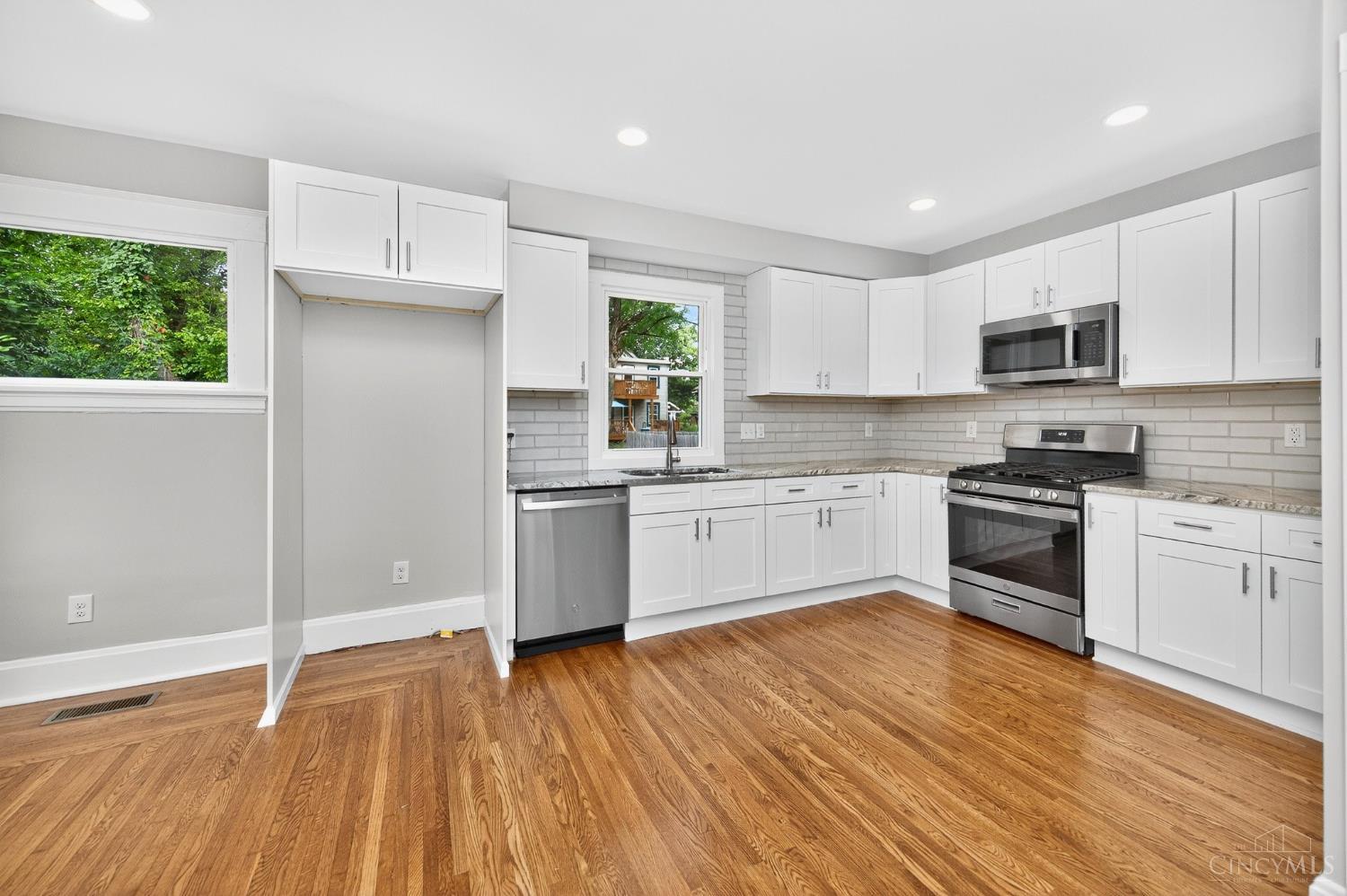 3351 Hewitt Crescent Street