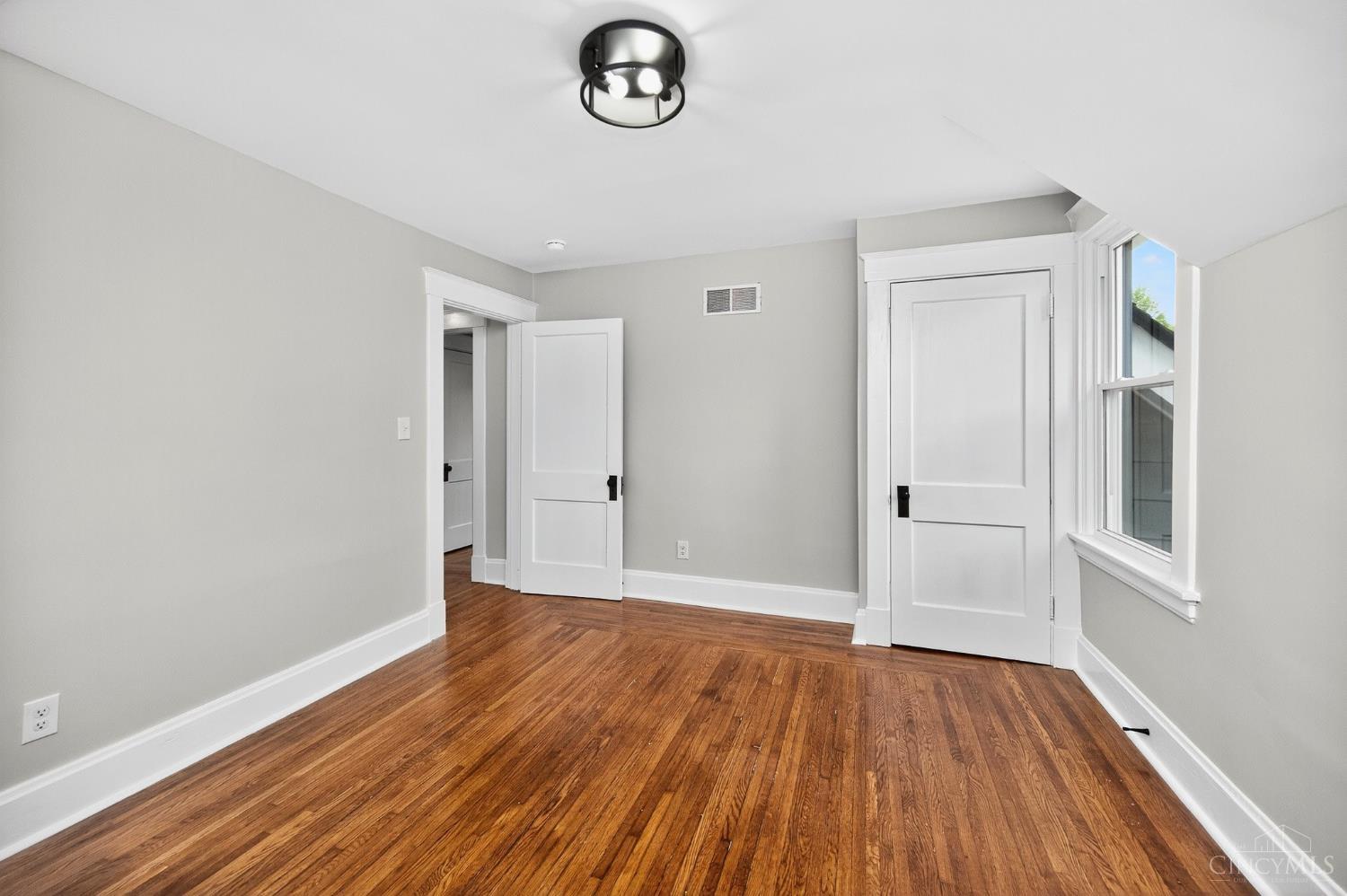 3351 Hewitt Crescent Street