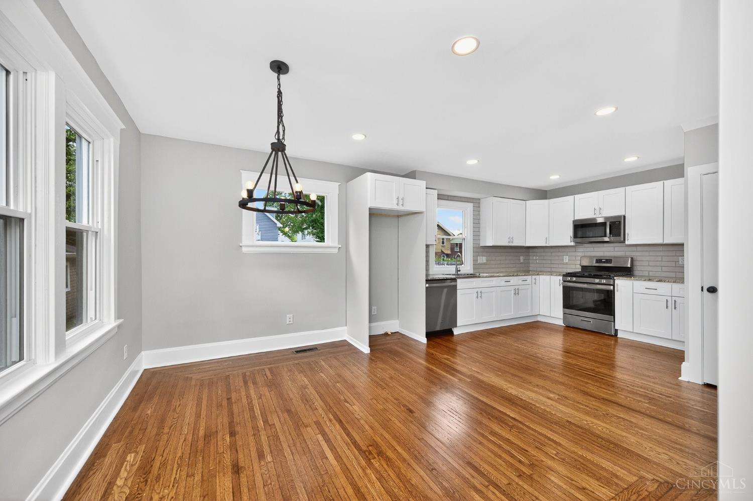 3351 Hewitt Crescent Street