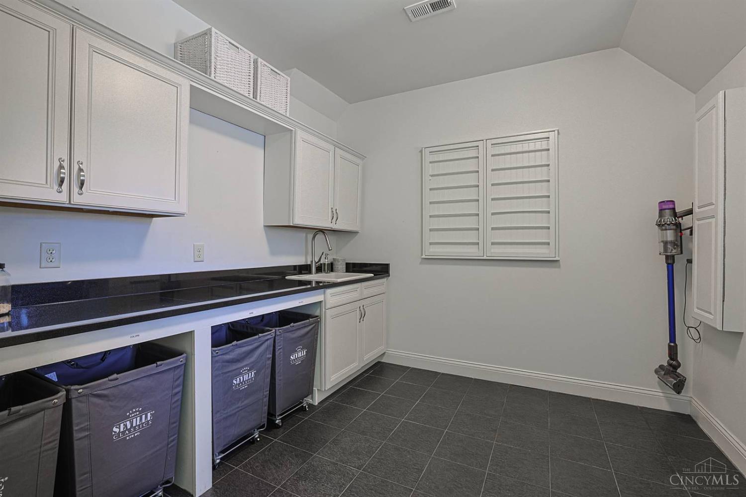 8880 Bayside Court