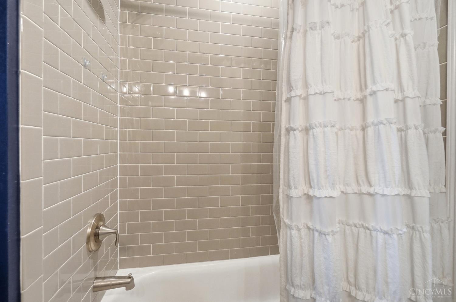 7524 Grand River Court