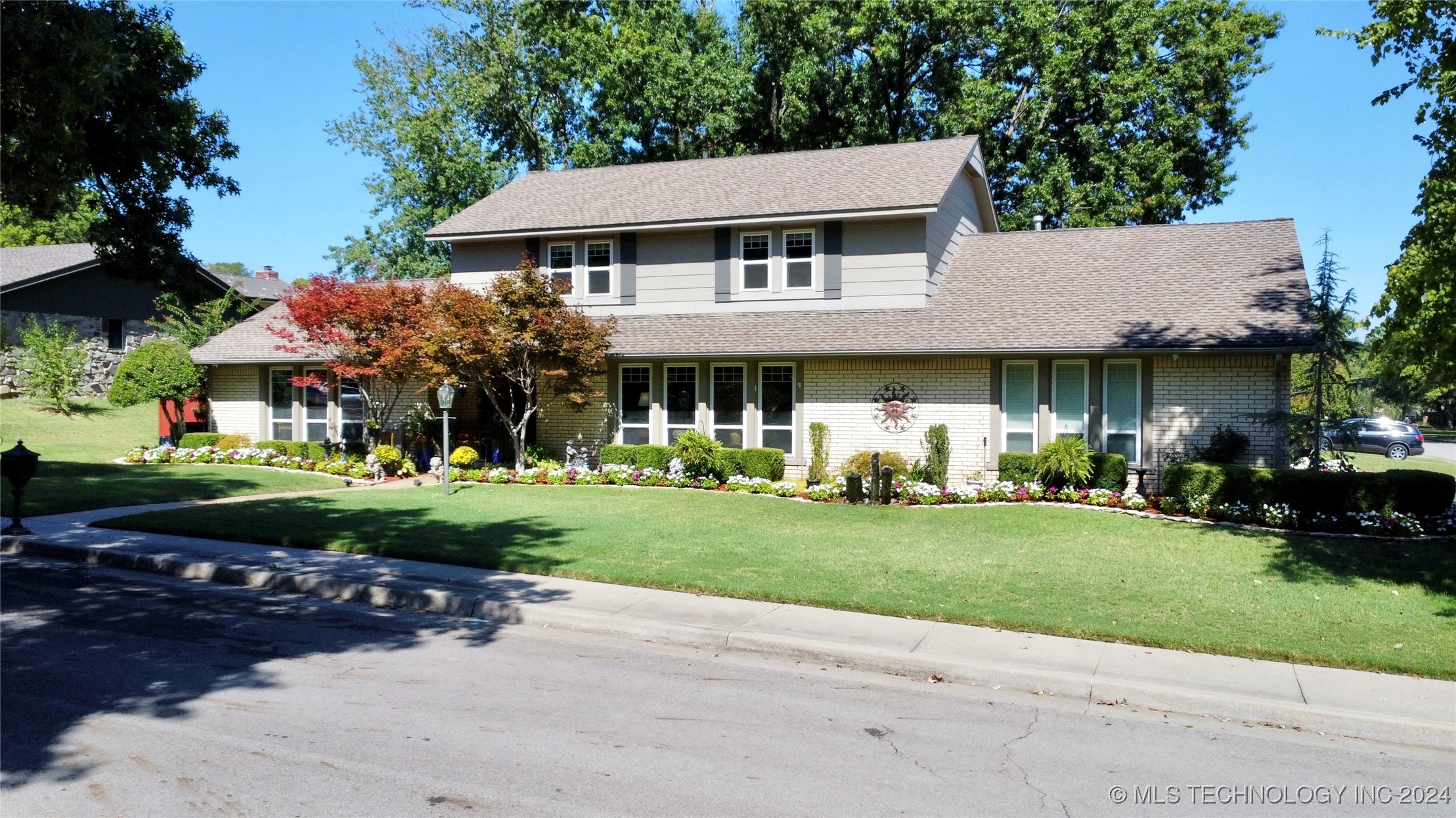 6911 E 64th Place