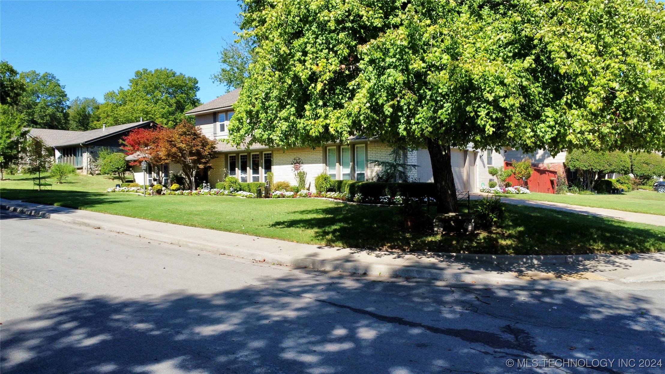 6911 E 64th Place