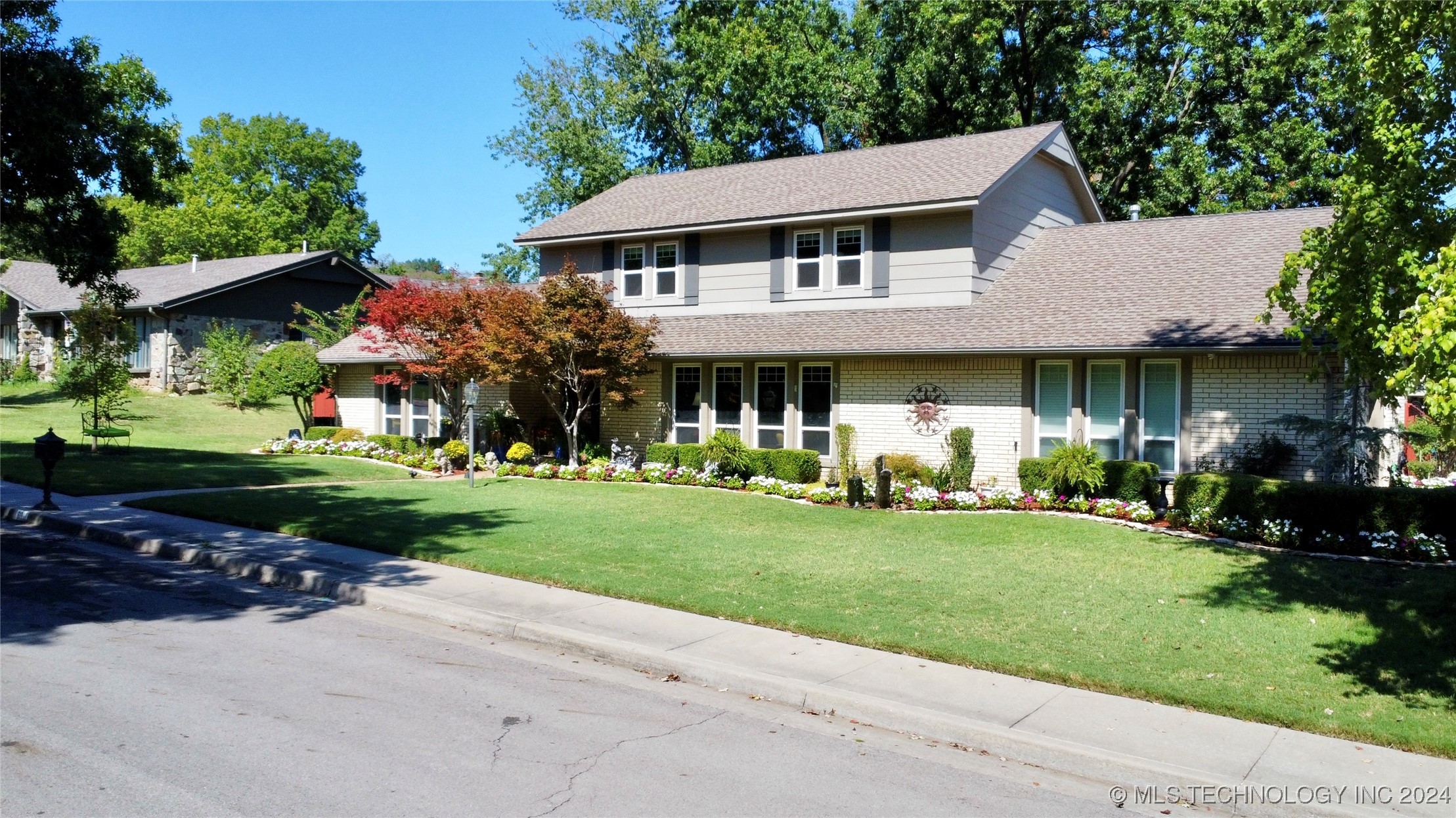 6911 E 64th Place
