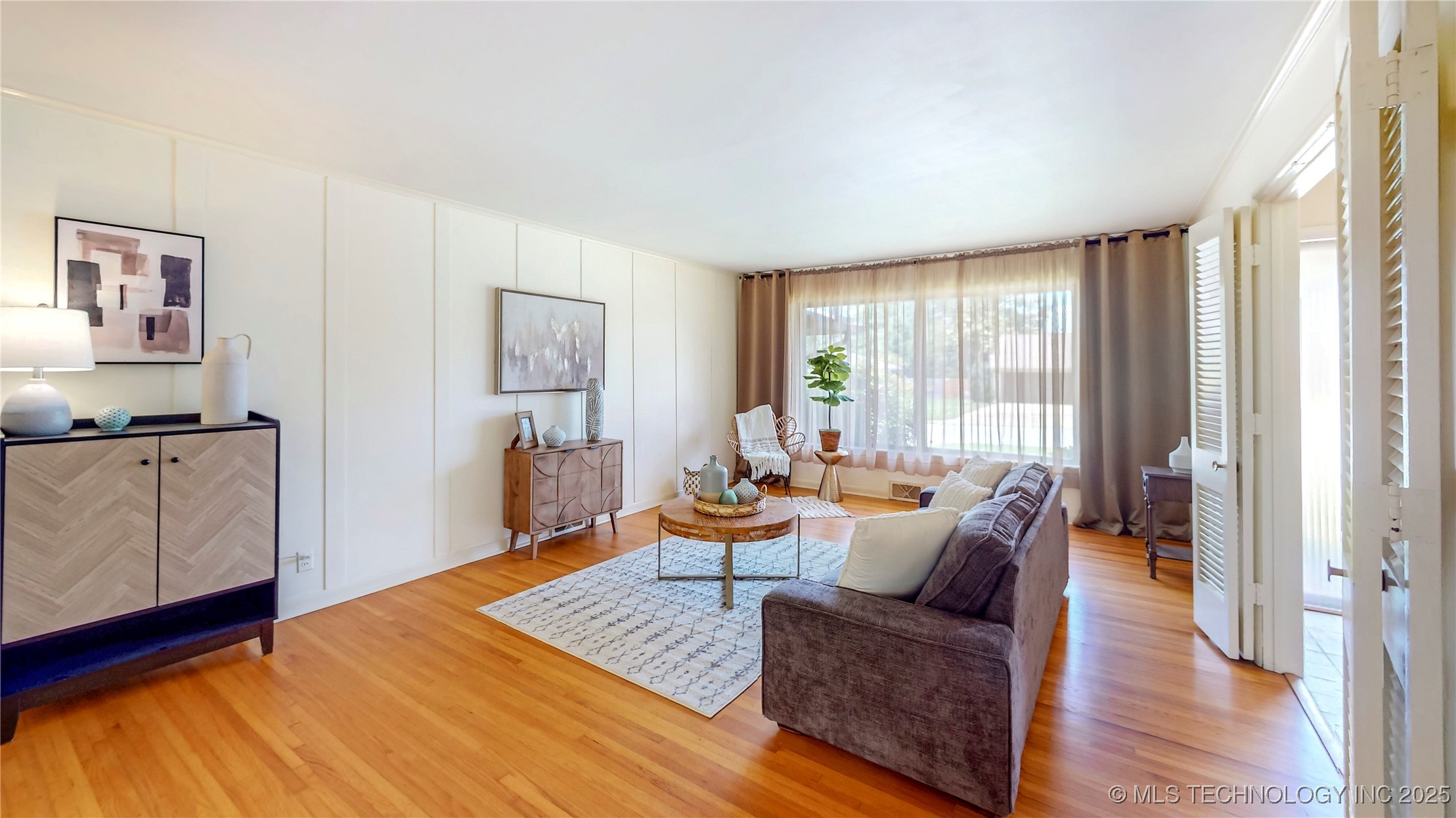 4040 E 46th Place