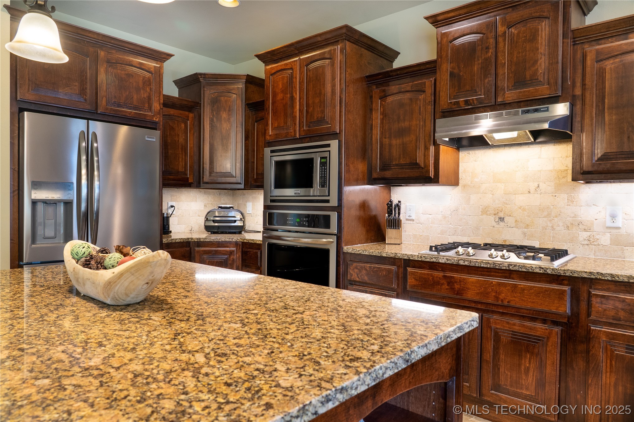 736 W 40th Place