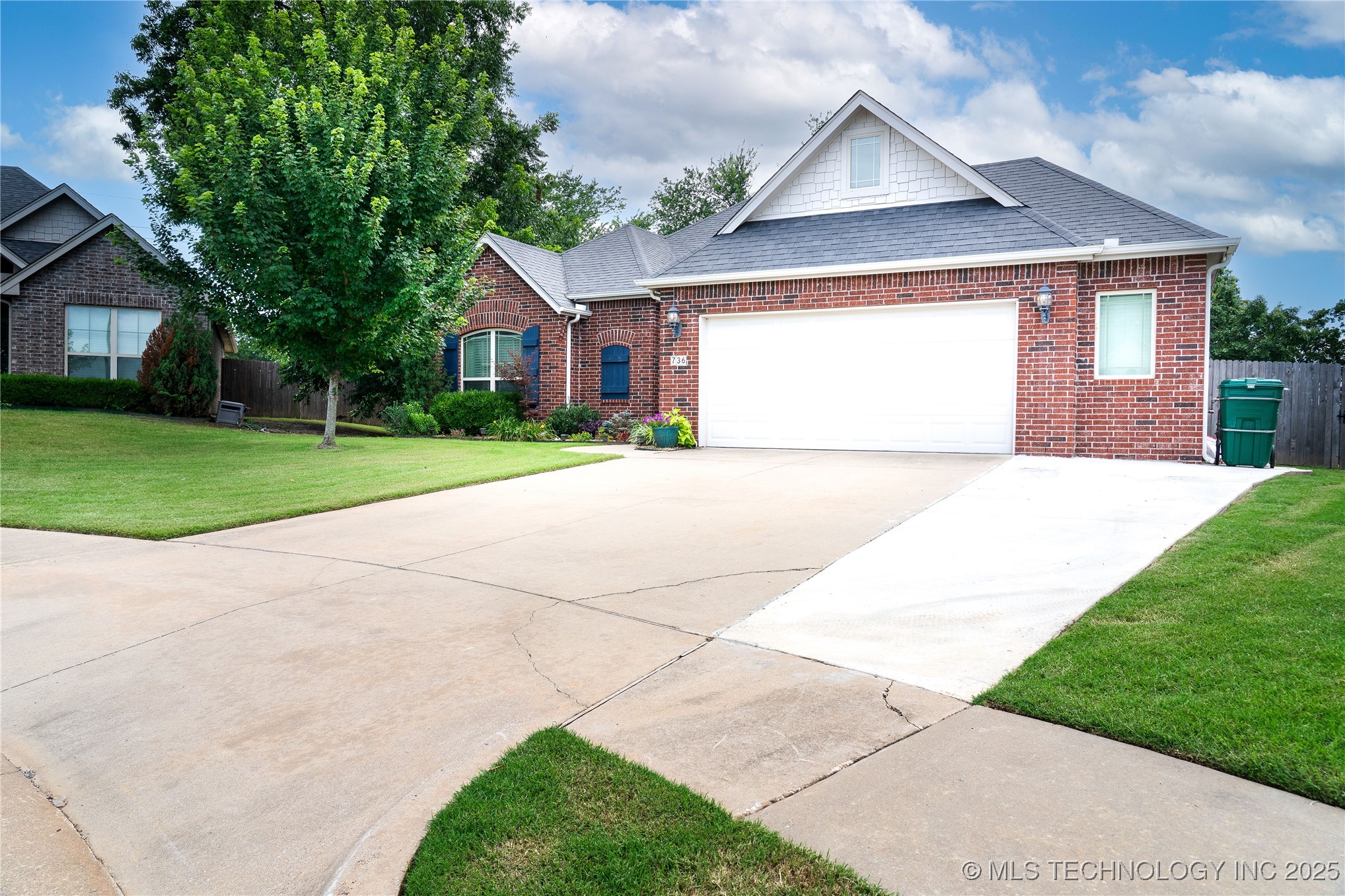 736 W 40th Place