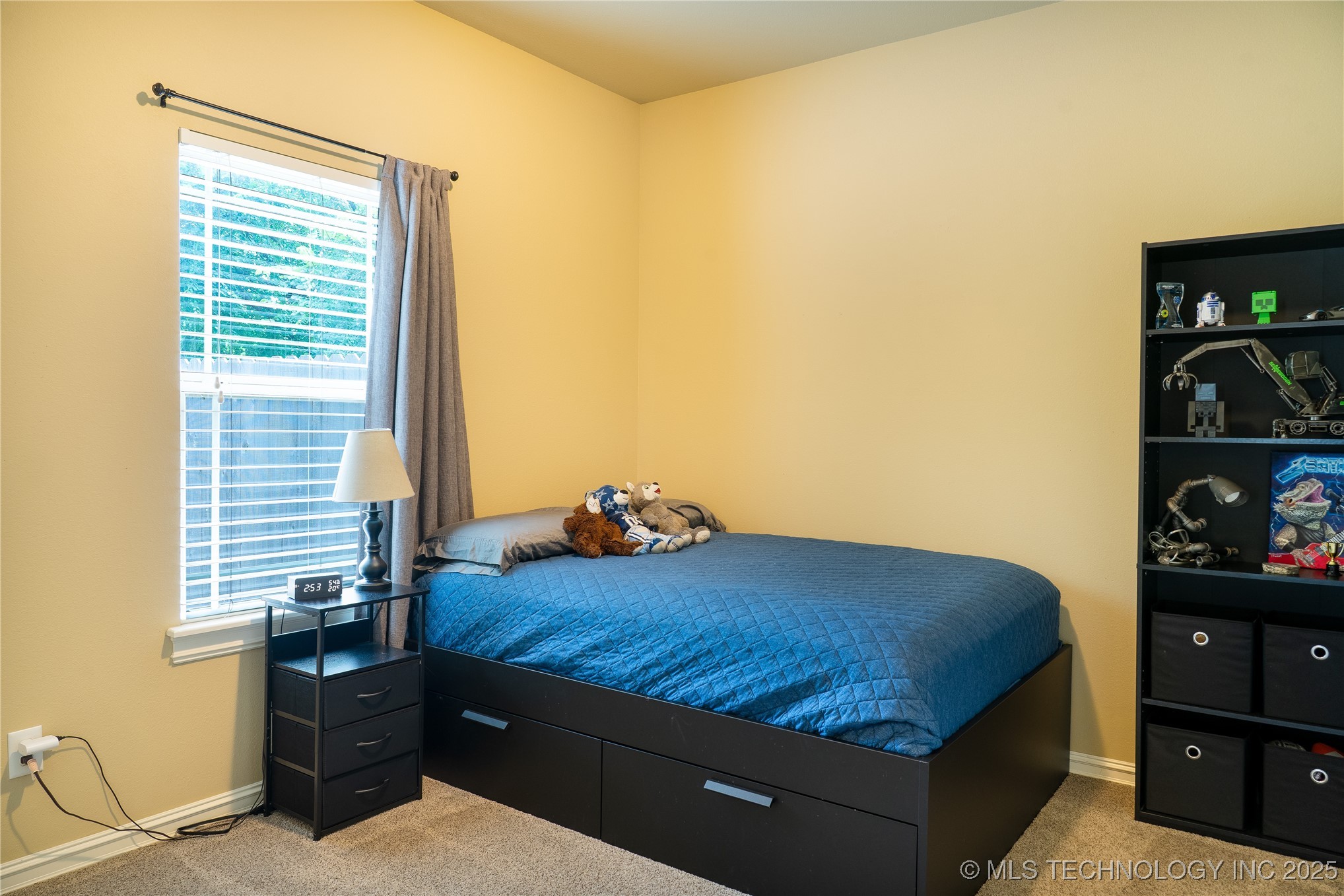 736 W 40th Place