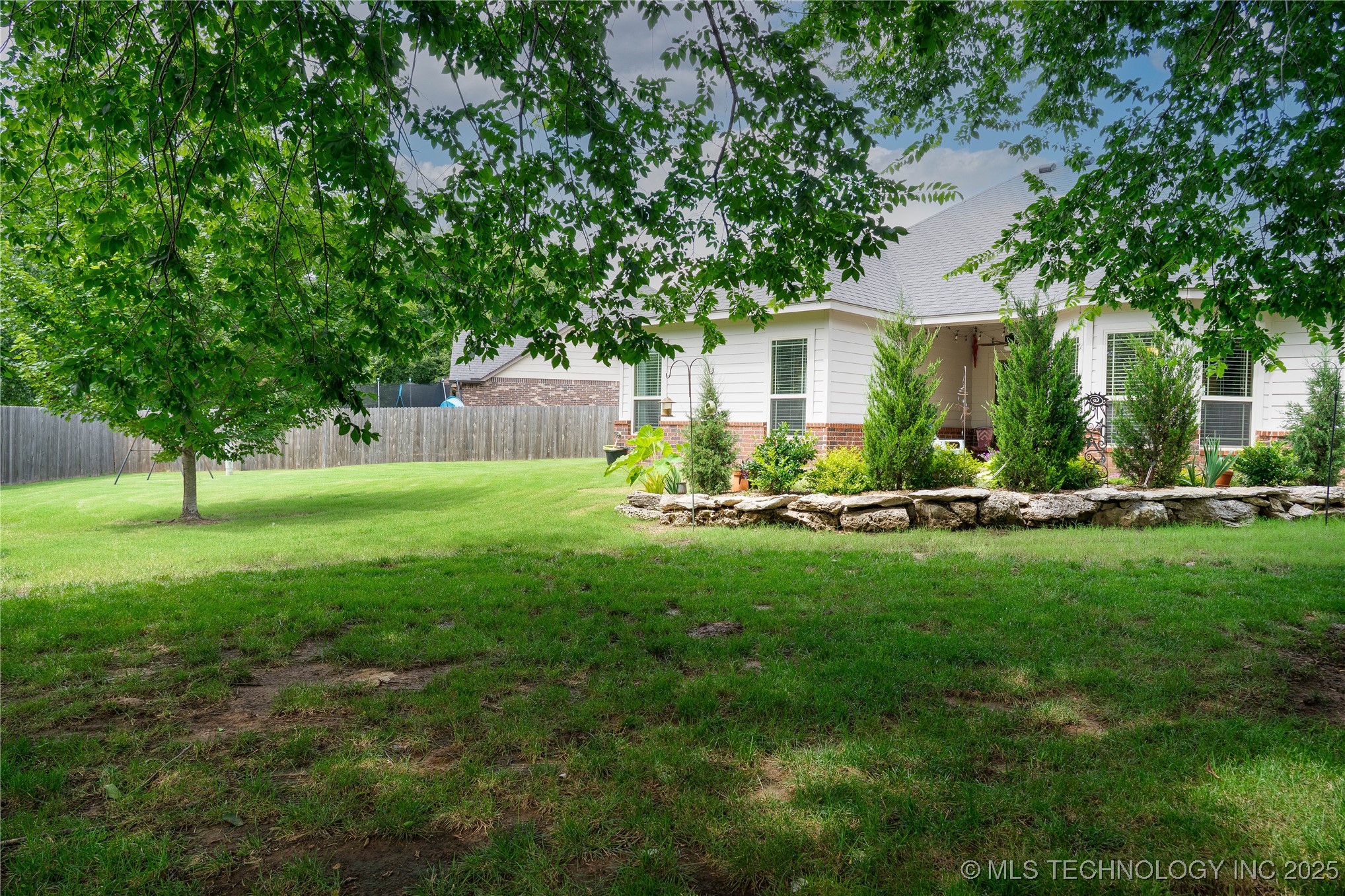 736 W 40th Place