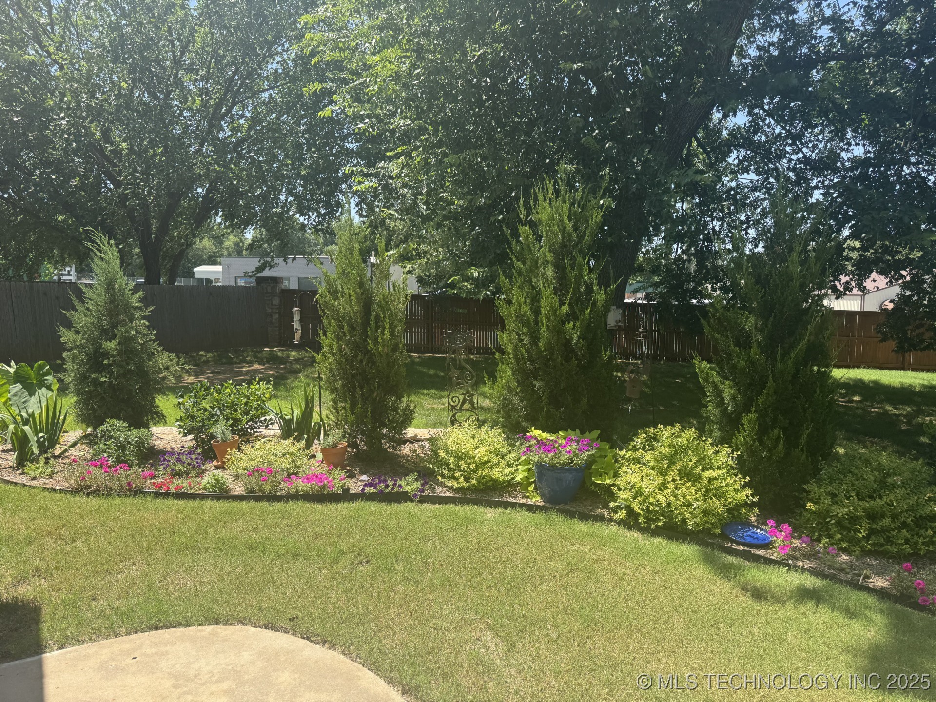 736 W 40th Place