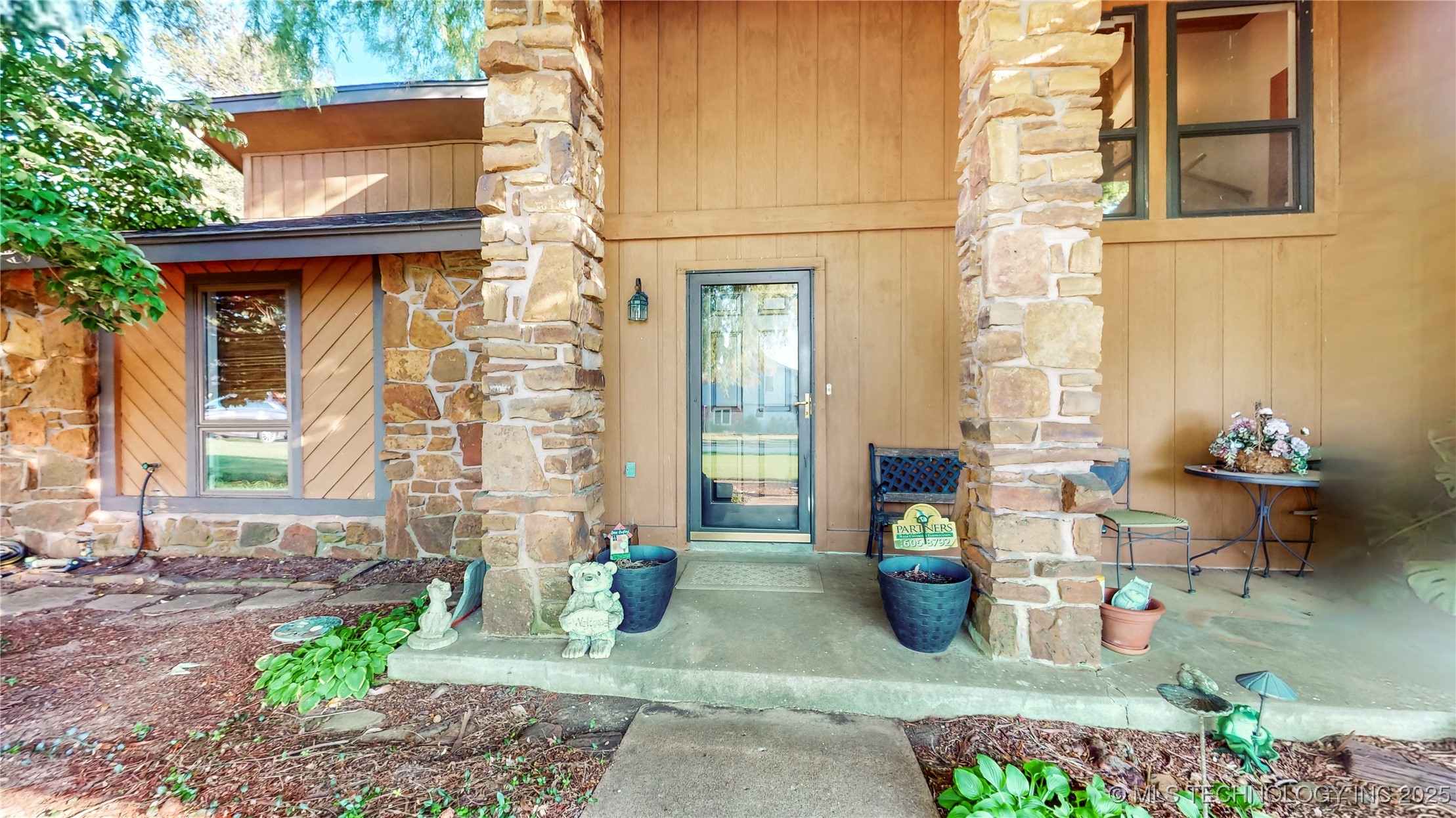 1013 W Queens Street