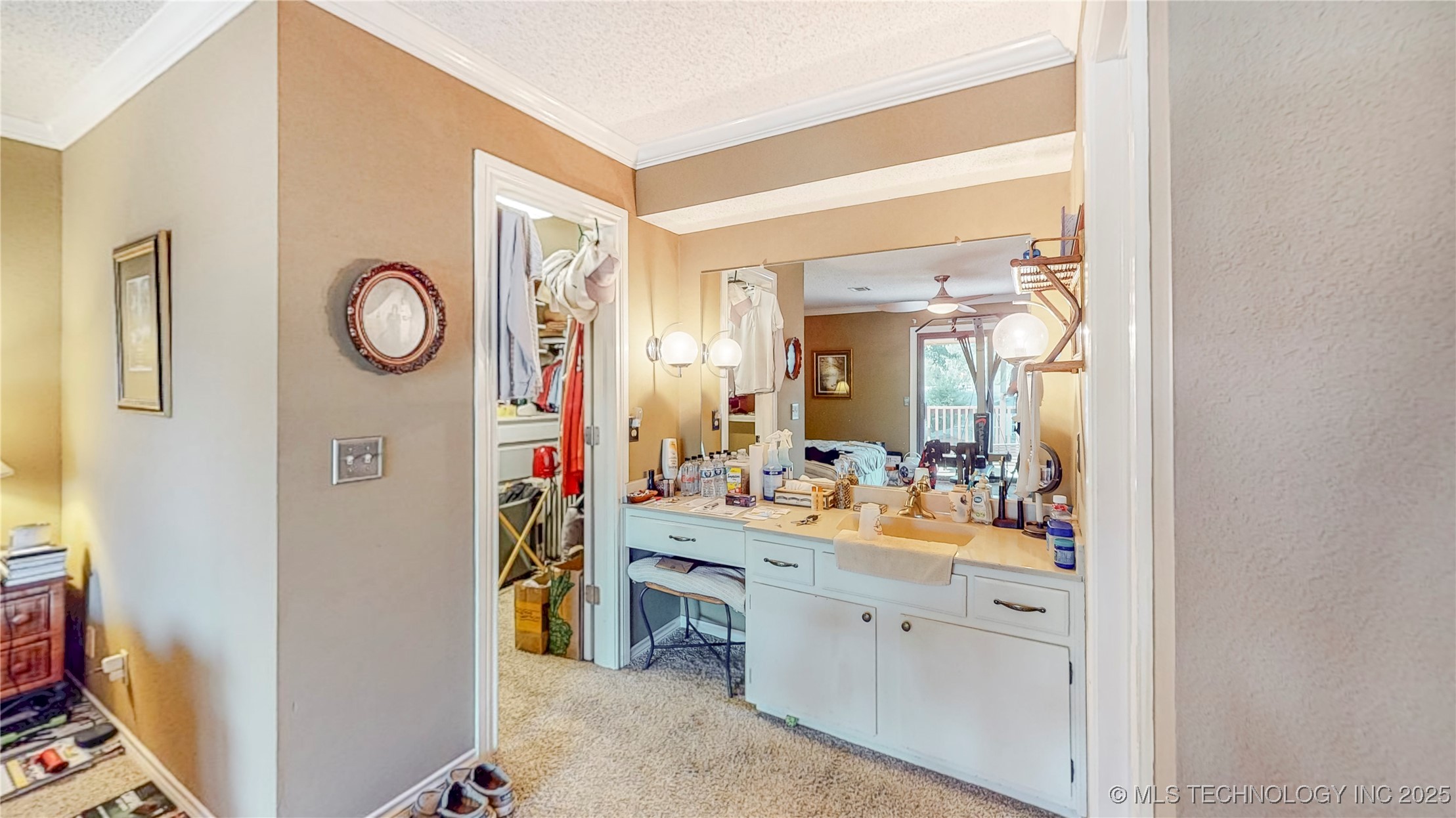 1013 W Queens Street