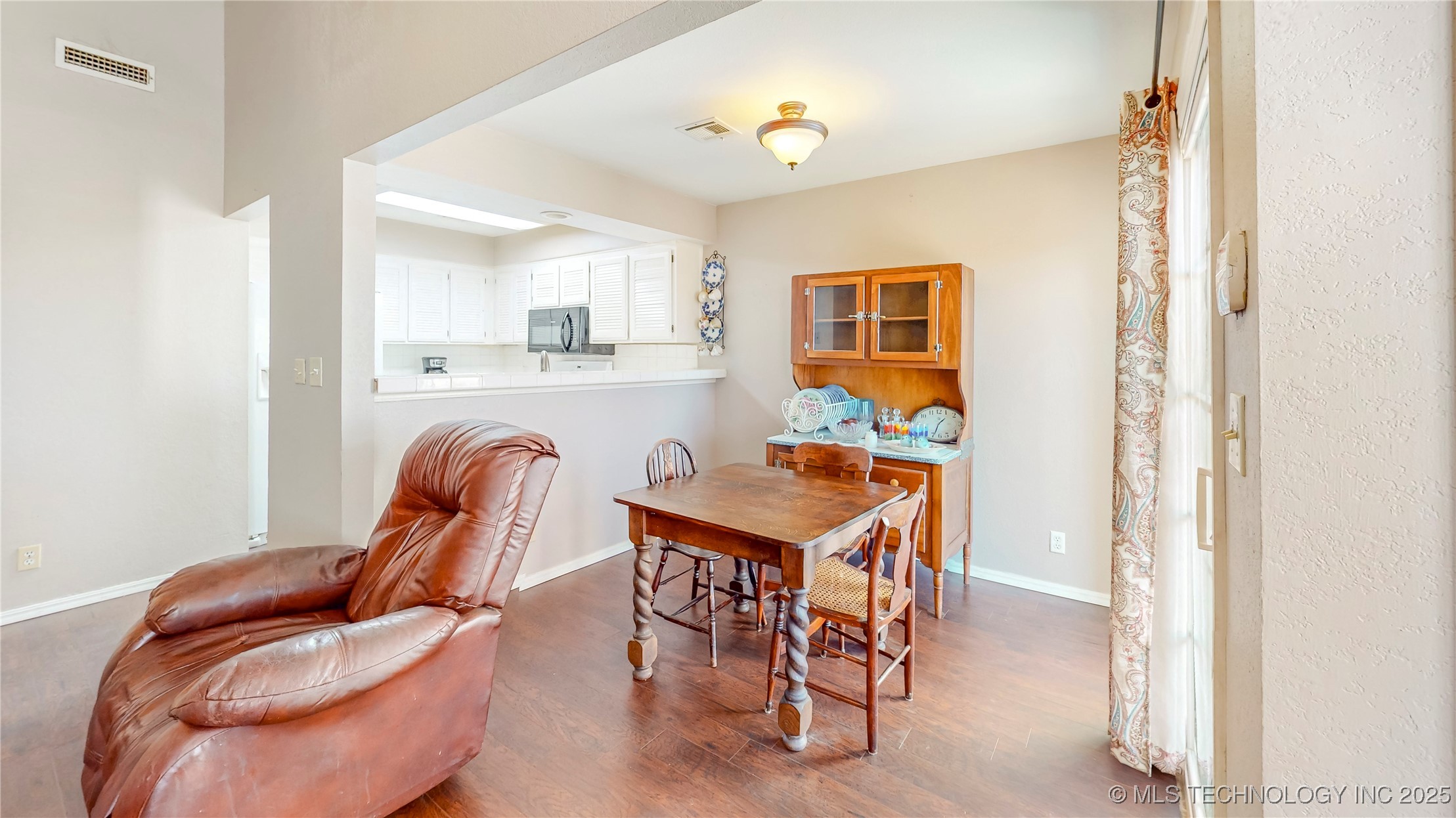 8906 S OXFORD Avenue S 303