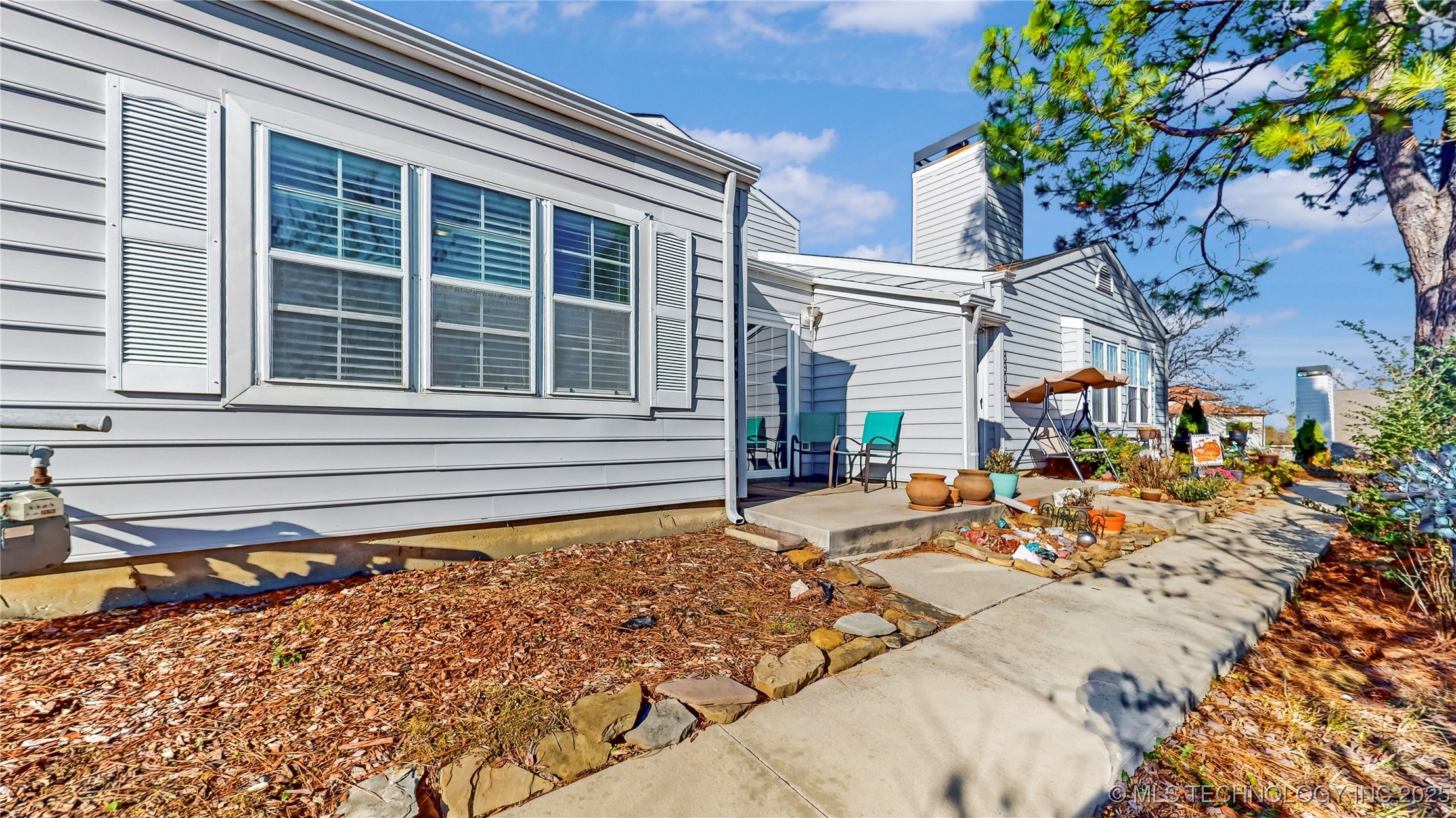 8906 S OXFORD Avenue S 303