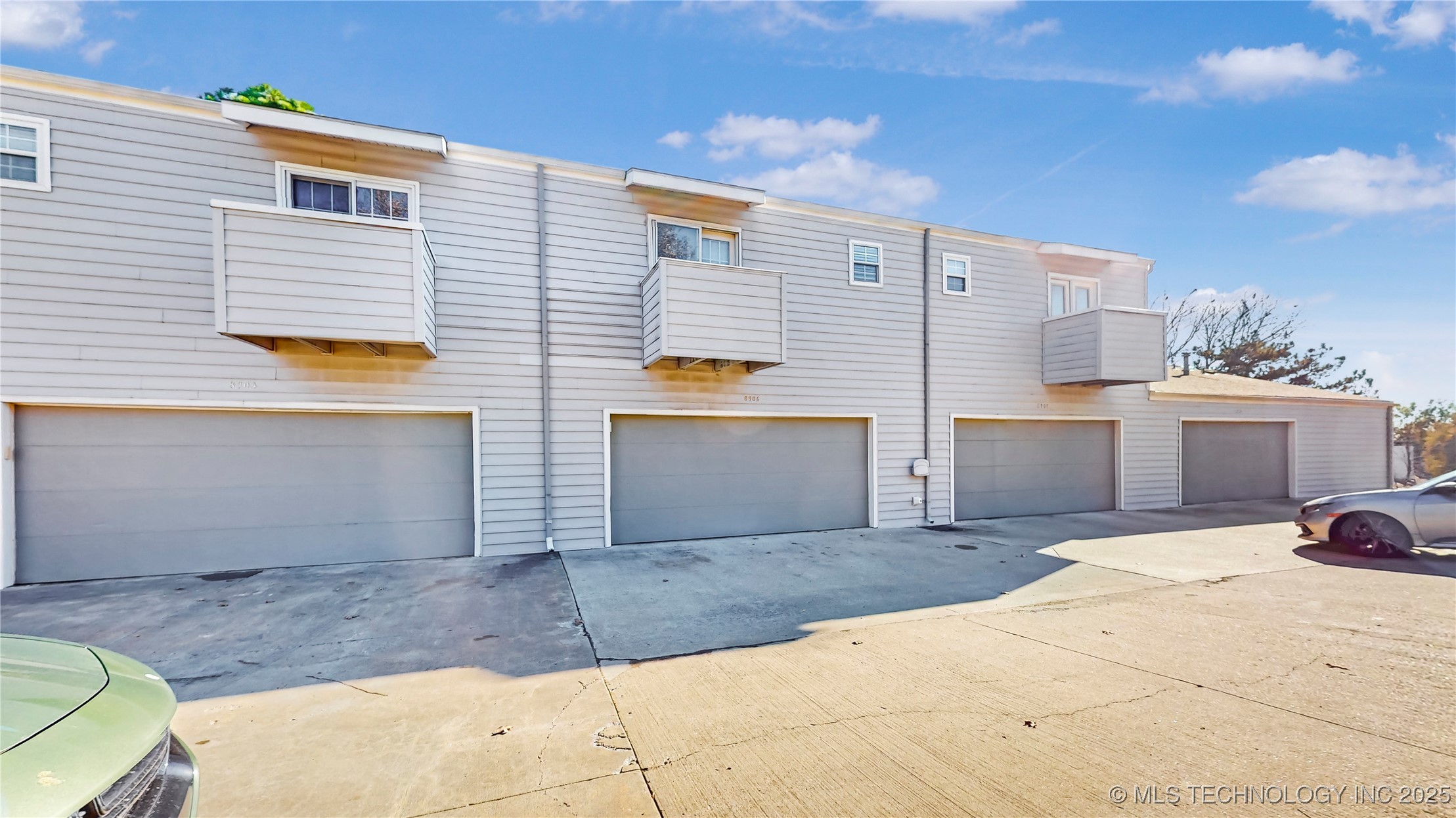 8906 S OXFORD Avenue S 303