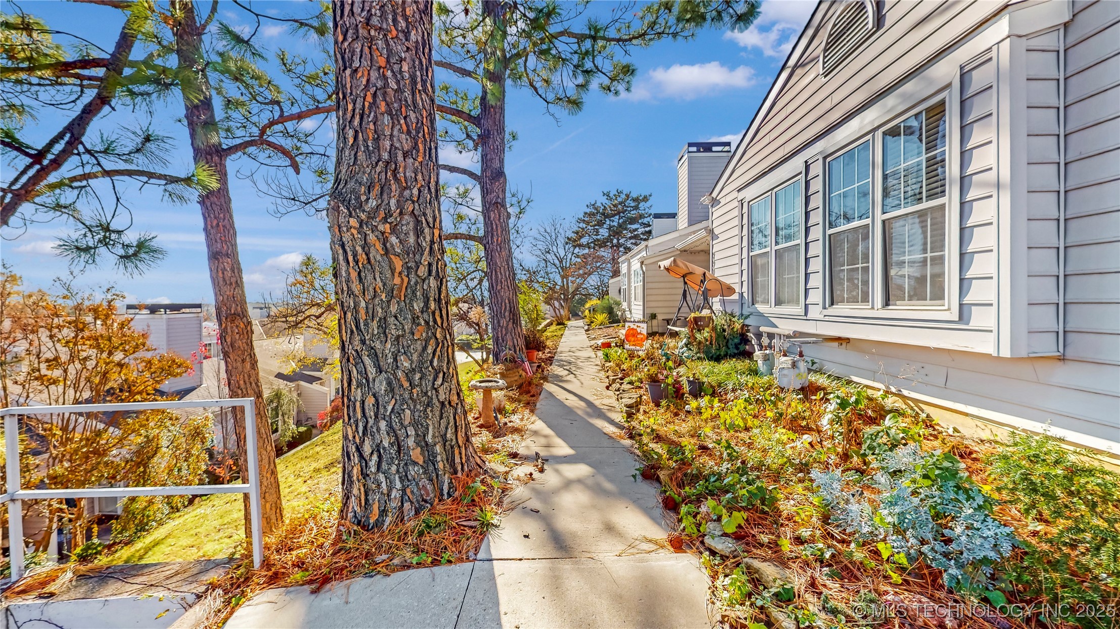 8906 S OXFORD Avenue S 303