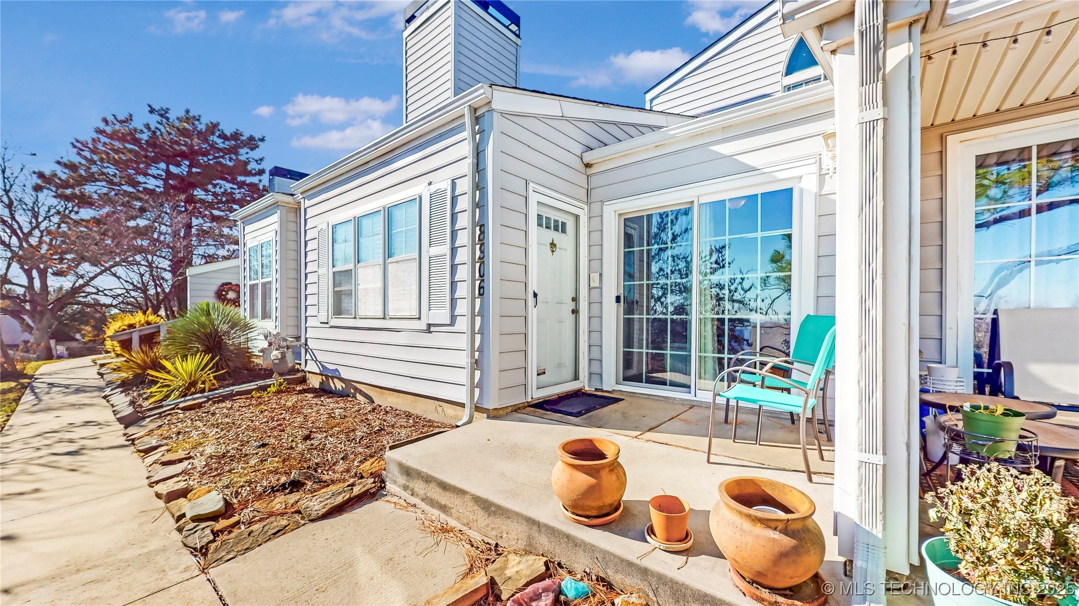 8906 S OXFORD Avenue S 303