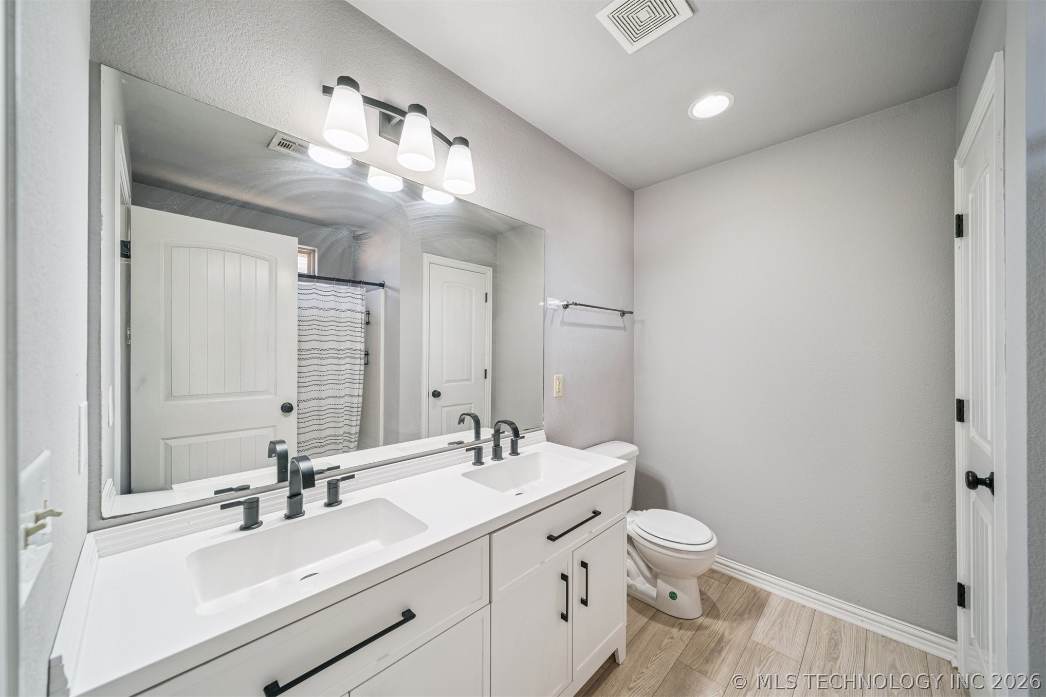 1417 E 145th Street S