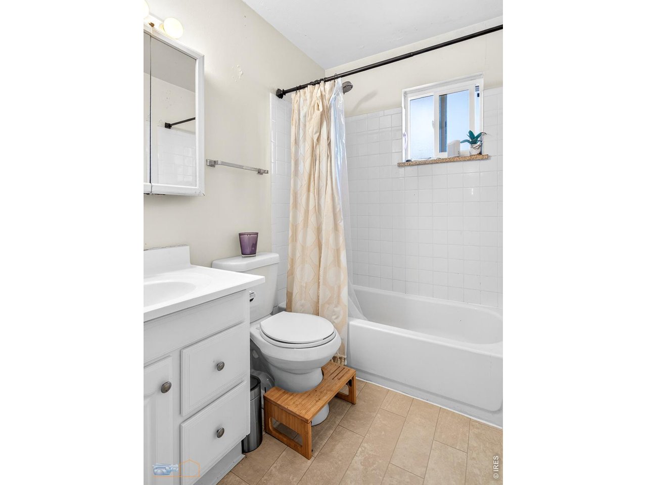4425 Comanche Dr